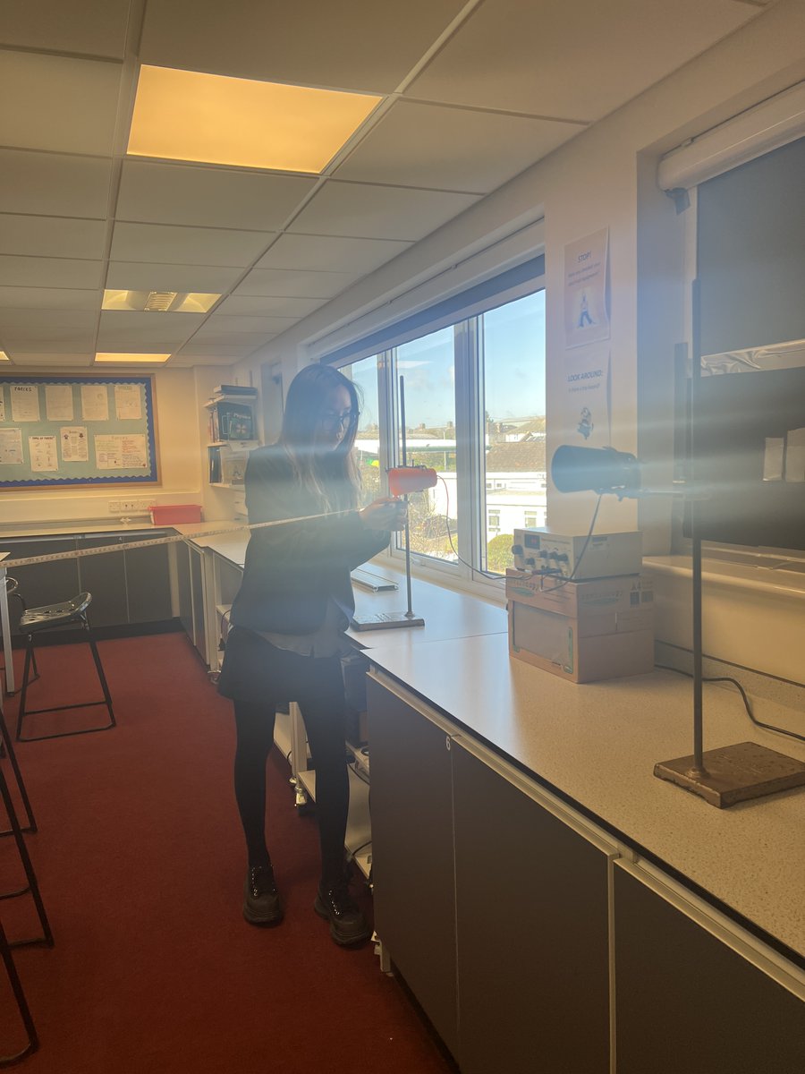 SG_STEM's tweet image. 🔍🌊📏🔊 Physics in action! L6 students are exploring two-source interference with sound, water, microwaves, and ultrasound — calculating wavelengths through real-world interference patterns. From ripple tanks to microwave detectors, science is making waves! #STEM #ALevelPhysics