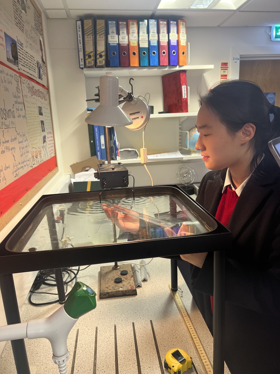 SG_STEM's tweet image. 🔍🌊📏🔊 Physics in action! L6 students are exploring two-source interference with sound, water, microwaves, and ultrasound — calculating wavelengths through real-world interference patterns. From ripple tanks to microwave detectors, science is making waves! #STEM #ALevelPhysics