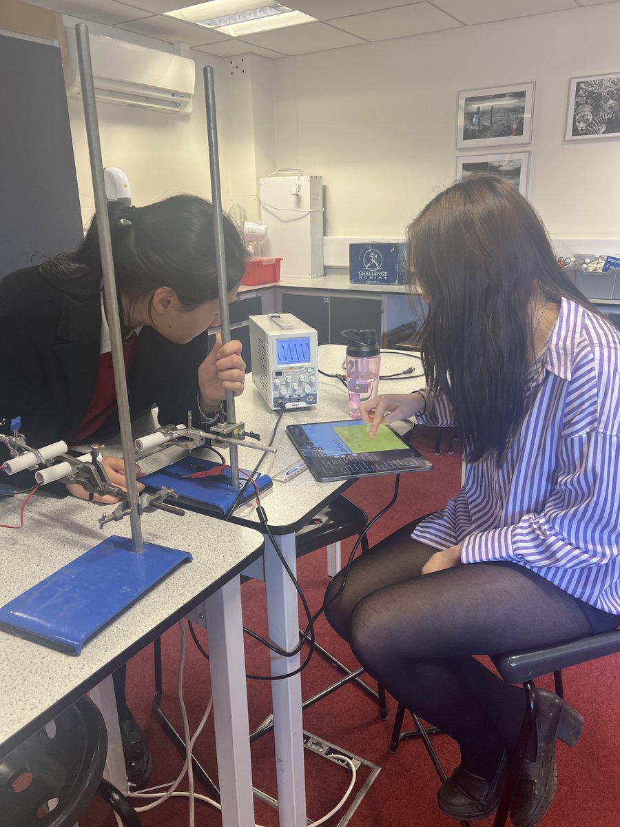 SG_STEM's tweet image. 🔍🌊📏🔊 Physics in action! L6 students are exploring two-source interference with sound, water, microwaves, and ultrasound — calculating wavelengths through real-world interference patterns. From ripple tanks to microwave detectors, science is making waves! #STEM #ALevelPhysics