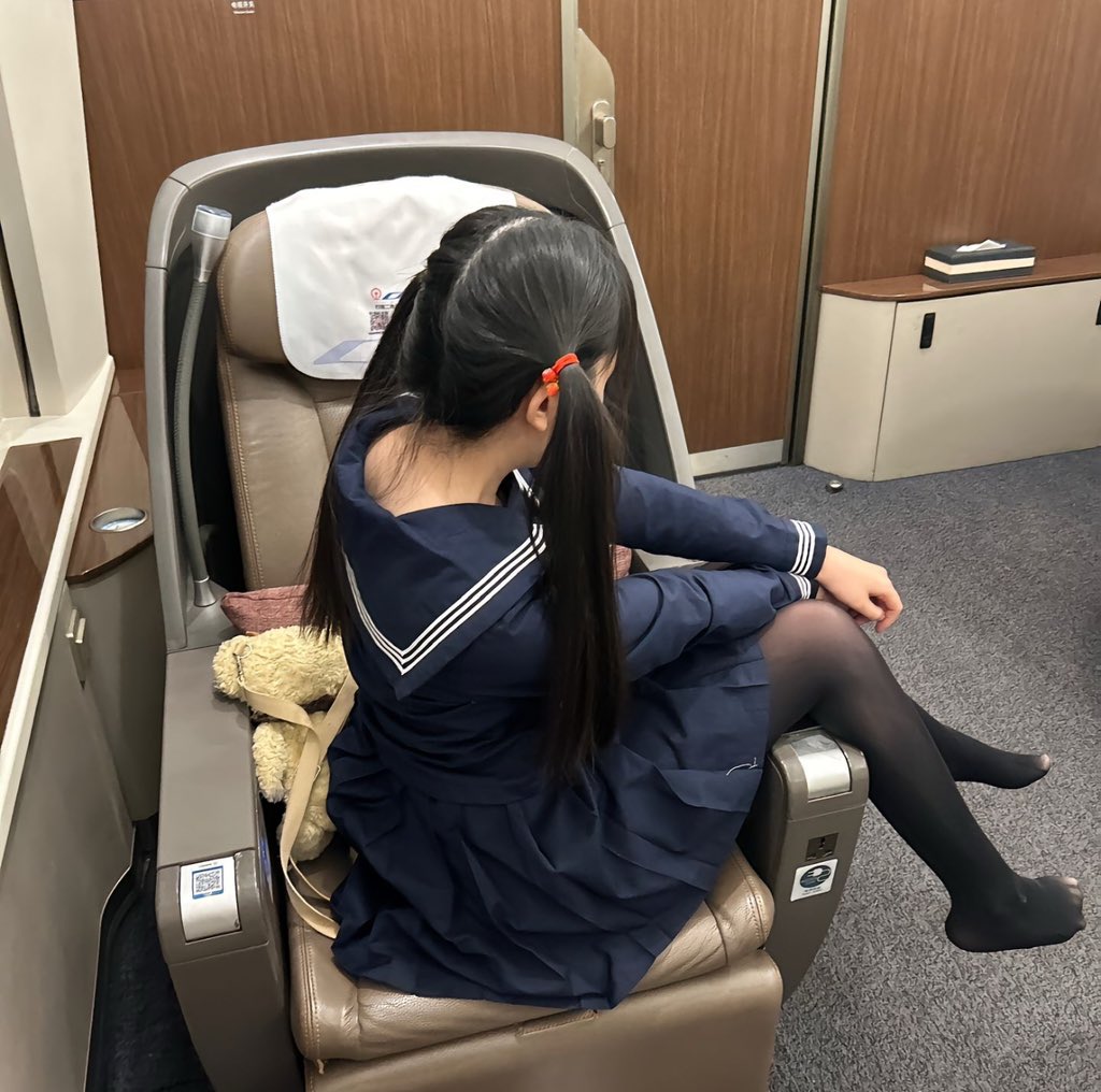 ying2349's tweet photo. 网上骂我的人现实看到我 你们只会想亲亲我
#少萝 #反差 https://t.co/Okd96Wfji9
