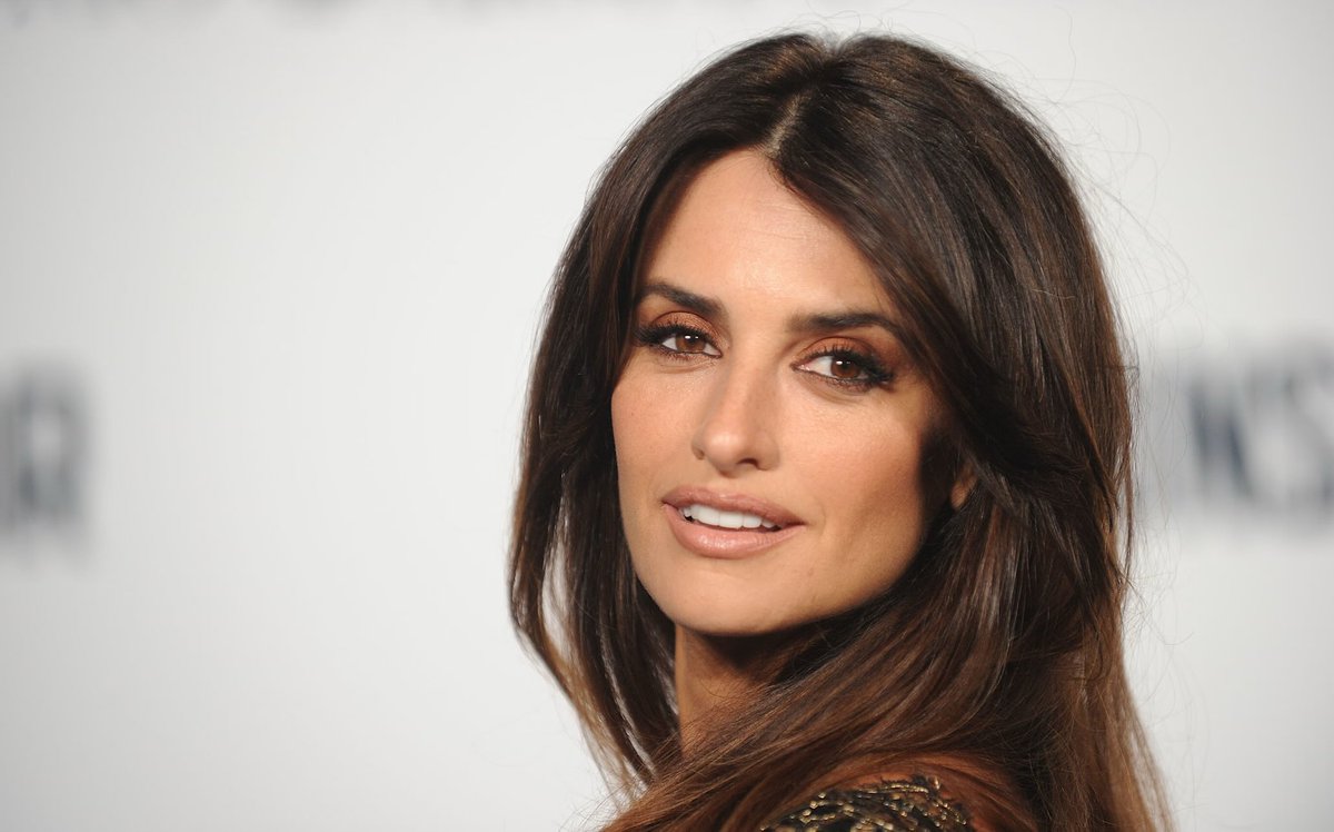 cinebreakfr's tweet photo. Madelyn Cline rejoint le casting du film "Day Drinker", réalisé par Marc Webb, aux côtés de Johnny Depp et Penélope Cruz.

Il suit l’histoire d’une barman qui fait la rencontre d’un mystérieux client amateur de boissons en plein jour. Ensemble, ils se retrouvent entraînés dans une intrigue criminelle.