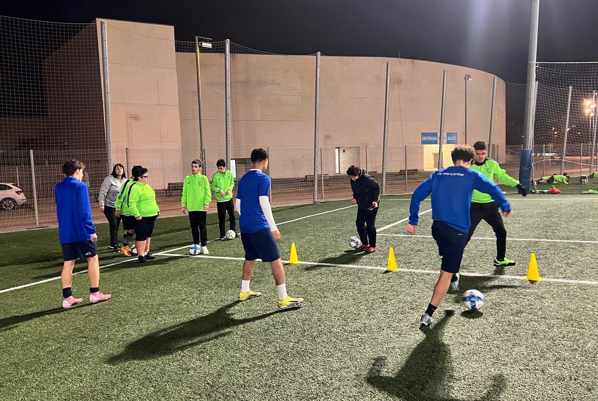 uesantildefons's tweet photo. 😍 ¡En la tarde de ayer se realizó una nueva sesión de entrenamiento inclusivo entre el equipo #InserCOR de la @FundacioUEC y nuestro Cadete “A”! 🫶🏻
🙌🏻 ¡Con ganas de repetir, amigos! 🤗
💚 ¡UN PLACER SIEMPRE, @InsercorU!
#CanteraSani #YoSoyDelSani 💙 https://t.co/nEEU4sMYv5