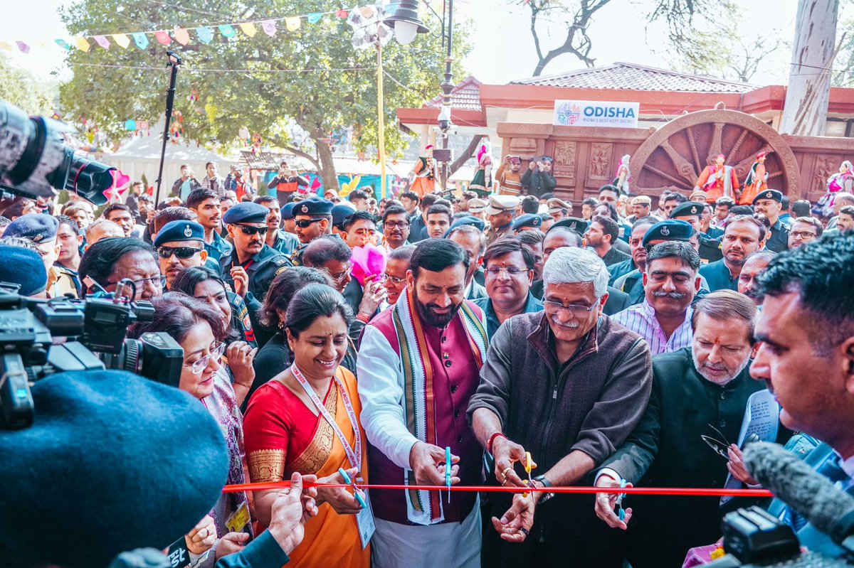 odisha_tourism's tweet photo. At the grand opening of #SurajkundInternationalCraftsMela2025 Padma Shri @SudarsanPattnaik's breathtaking tribute to Lord Jagannath was unveiled. 

Odisha Pavilion brings you rich legacy with stunning handicrafts, handlooms, and cultural masterpieces. See you there!

#OdishaAtSurajkund #CraftsMela #DiscoverOdisha #OdishaCulture