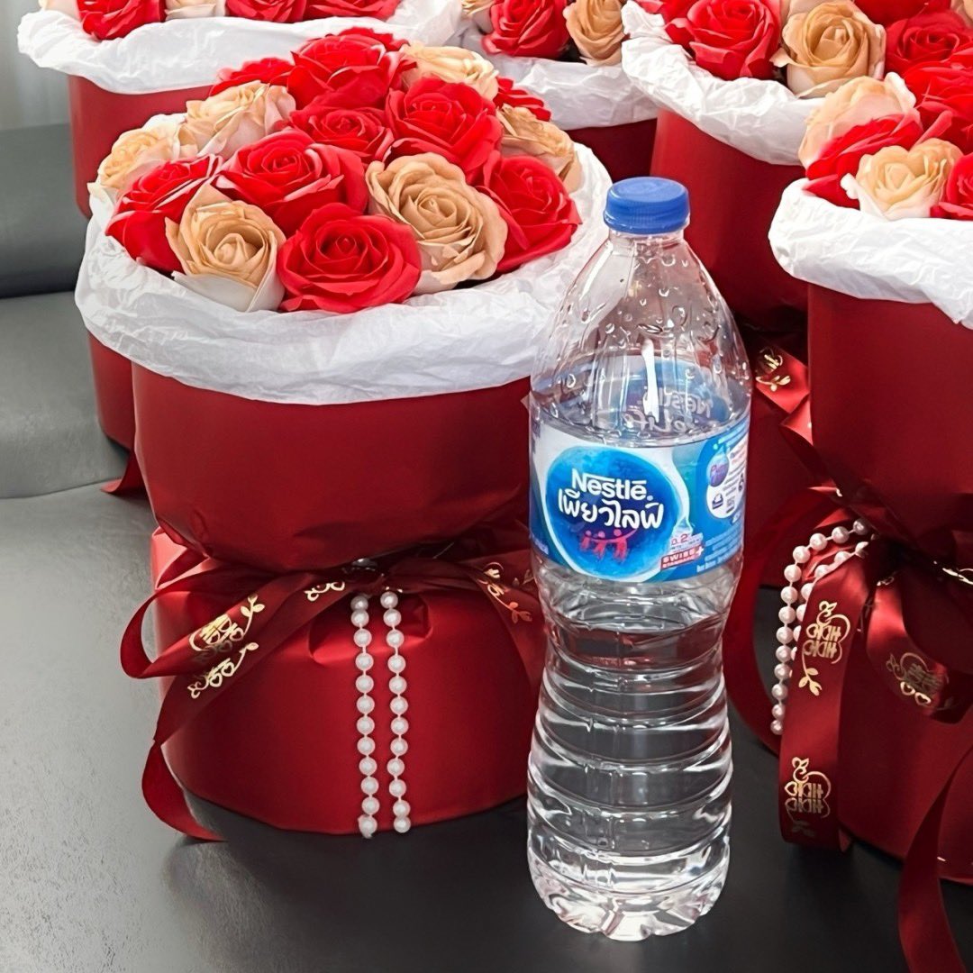 PoopIm10's tweet image. ช่อกุหลาบ พร้อมไฟกระพริบ 💐 สูง 33 cm เส้นผ่านศูนย์กลาง 30 cm โดยประมาณ

❗️มีสองแบบนะคะ   ช่อแบบผ้า , ช่อกระดาษ  
🌹กุหลาบปลอม ทำจากสบู่ค่ะ  น้องมีกลิ่นหอมอ่อนๆ  ~ บริการพิมพ์การ์ดตามสั่ง

🛒 699.- ส่งฟรี🚚

#วาเลนไทน์ #ของขวัญ #ส่งต่อเครื่องสําอาง #ส่งต่อเสื้อผ้า #ส่งต่อ