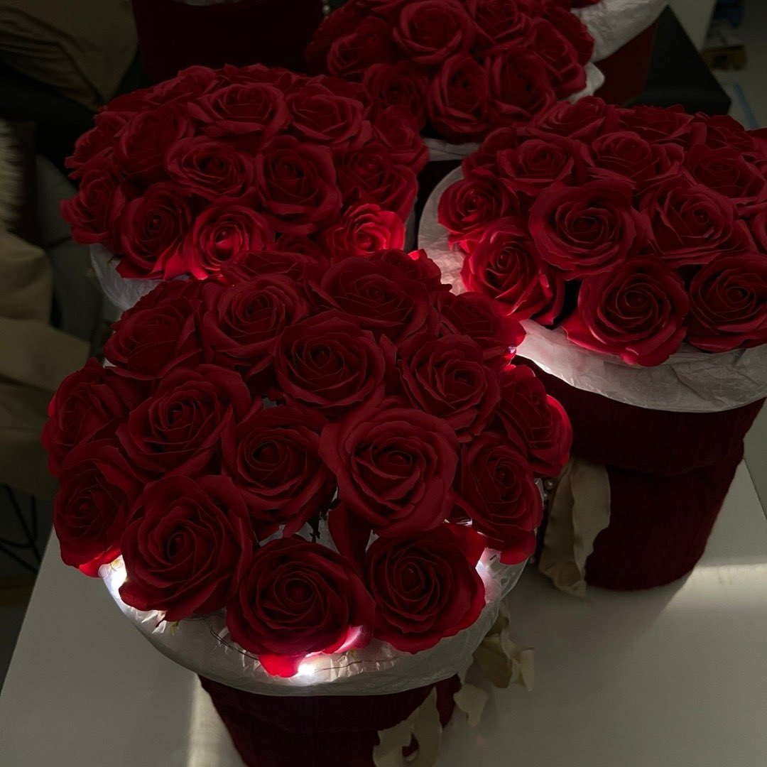 PoopIm10's tweet image. ช่อกุหลาบ พร้อมไฟกระพริบ 💐 สูง 33 cm เส้นผ่านศูนย์กลาง 30 cm โดยประมาณ

❗️มีสองแบบนะคะ   ช่อแบบผ้า , ช่อกระดาษ  
🌹กุหลาบปลอม ทำจากสบู่ค่ะ  น้องมีกลิ่นหอมอ่อนๆ  ~ บริการพิมพ์การ์ดตามสั่ง

🛒 699.- ส่งฟรี🚚

#วาเลนไทน์ #ของขวัญ #ส่งต่อเครื่องสําอาง #ส่งต่อเสื้อผ้า #ส่งต่อ