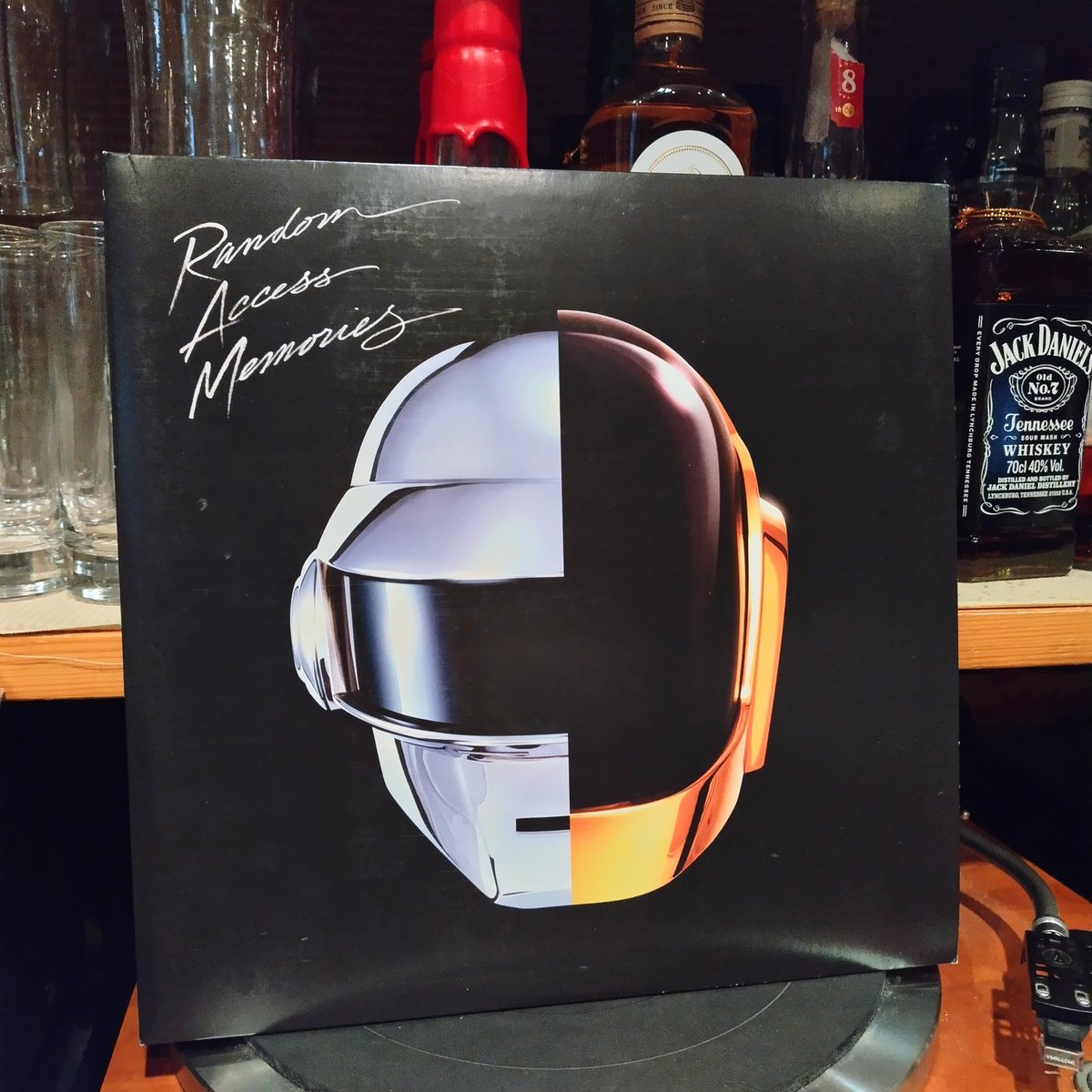 musicbargaffa's tweet photo. ギ=マニュエル51歳の誕生日を祝って🎂ダフト・パンクからスタート🎵本日もガッファは19時から営業してます🍻
#guymanuel #guymanueldehomemchristo #happybirthday #daftpunk #vinyl #vinylcollection #アナログ #レコード #レコードが聴ける店 https://t.co/GFPIhNj12y