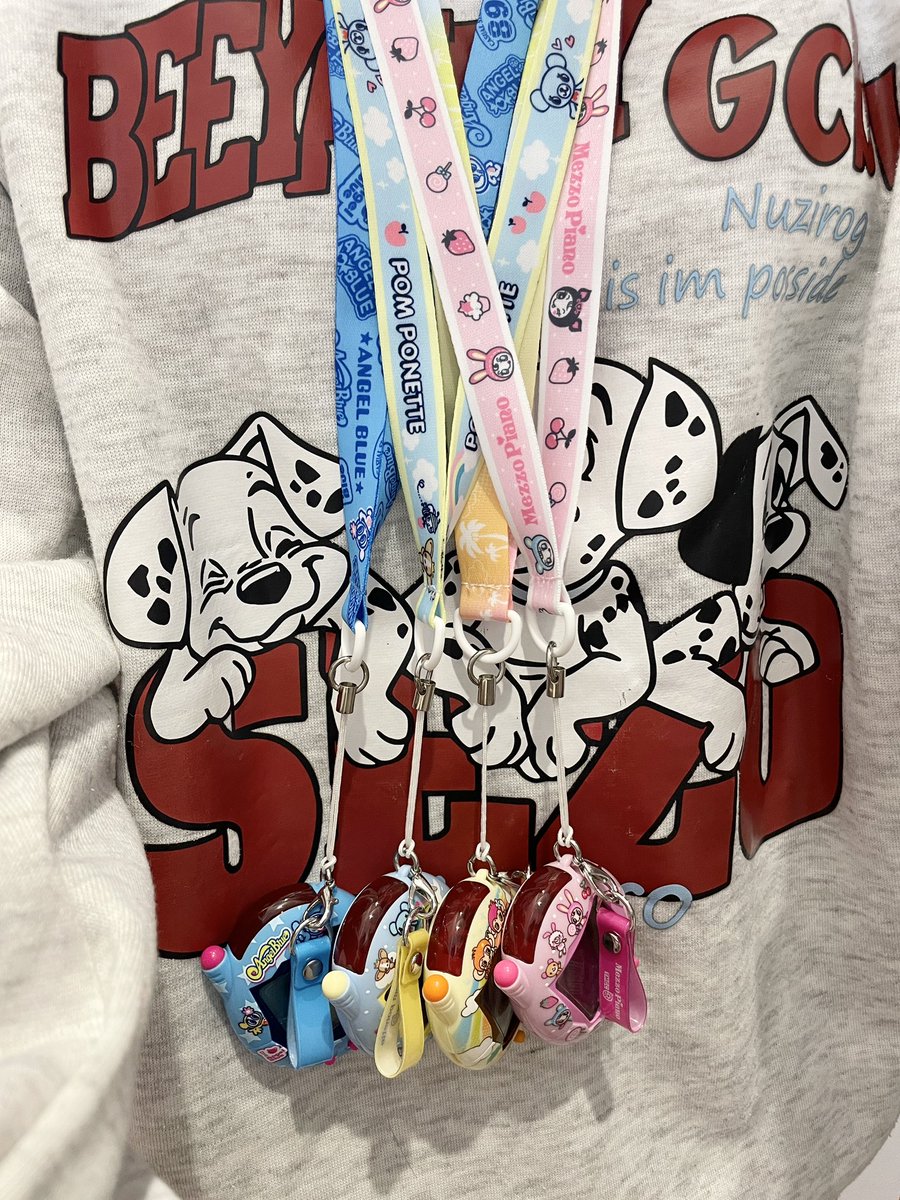 ナルミヤたまごっちを全部首から下げるとこんな感じ。
全部はガチャガチャして傷ついちゃうから選ばれし1個を首から下げて普通にお買い物行っちゃいます。