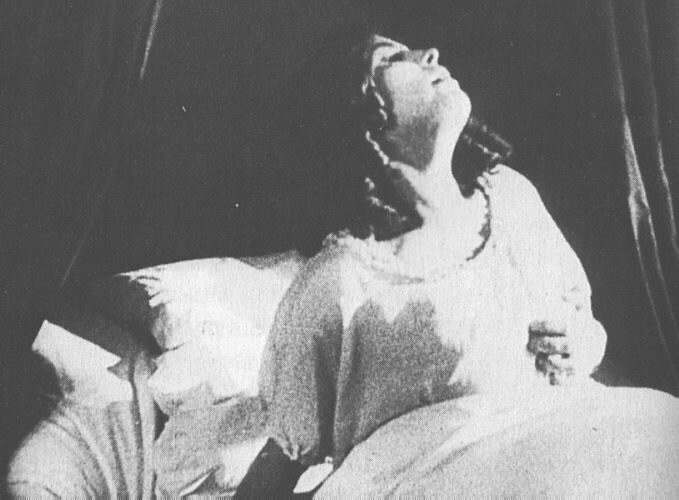 GiordaEmi's tweet photo. La donna riceve in camera da letto, nel suo ambiente più intimo, il vampiro, come se volesse accoglierlo nel proprio ventre.
https://t.co/yICAlIqzJq
#nosferatu #nosferatu2024 #dracula #bramstoker #ellenhutter #isabelleadjani #lilyrosedepp #GretaSchröder #HorrorMovies #HorrorArt https://t.co/h9voPvBYRo
