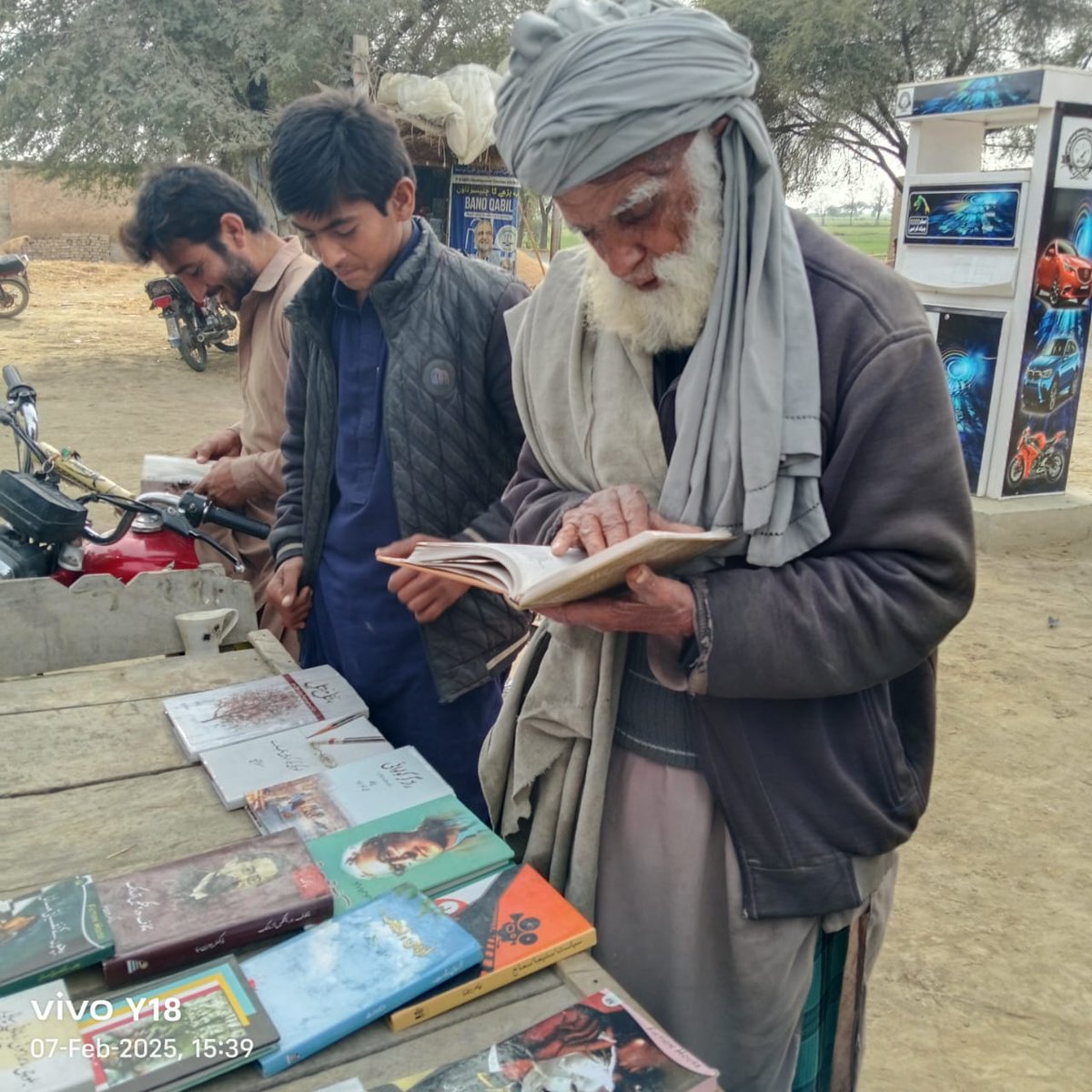 بلوچستان کتاب کاروان 

بلوچ اسٹوڈنٹس ایکشن کمیٹی ءِ ￵نیمگ ءَ ￴چہ ”بلوچستان کتاب کاروان“ ءِ ￵نام ءَ کشمور، کندکوٹ ءُ تنگوانی ءَ ￴کتاب میڑہ برجم دارگ بوتگ۔ اے کتاب میڑہ گَل ءِ ￵نیمگ ءَ ￴چہ نوکیں سال ءِ ￵درگت ءَ ￴بندات بوتگیں کتاب کاروان مہم ءِ ￵بھر انت۔