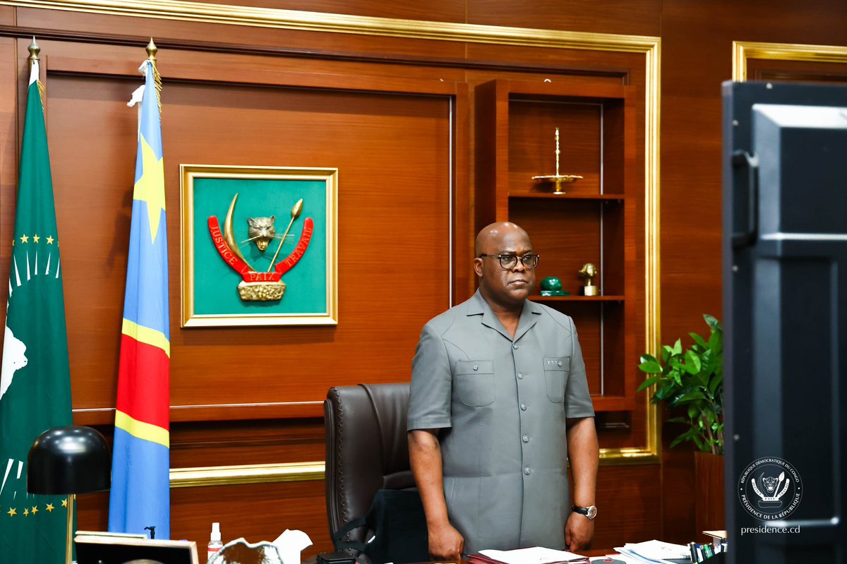 Presidence_RDC's tweet photo. #RDC #EAC #SADC | Ce samedi à #Kinshasa, le Président Félix Tshisekedi participe, par visioconférence de ses bureaux de la Cité de l’Union africaine, au sommet conjoint de la Communauté d’Afrique de l’Est et de la Communauté pour le développement de l’Afrique australe (EAC-@Sadc_News ) qui vient de s’ouvrir  ce matin à Dar-es-Salam, en #Tanzanie sur la situation sécuritaire et humanitaire dans l’Est de la #RDC, particulièrement dans la ville de #Goma. 

Dans son discours d’ouverture, la Présidente Suluhu Hassan (@SuluhuSamia) a appelé ses pairs de l’EAC/CAE  et de la SADC à se surpasser afin de trouver une solution durable à la situation sécuritaire dans l’Est de la RDC. « L’histoire nous jugera durement si nous ne faisons rien », a-t-elle dit.
La Présidente Suluhu a conclu qu’il est temps de trouver une solution africaine aux problèmes africains.

Pour sa part, le Président de l’EAC @WilliamsRuto a reconnu  que la situation en RDC affecte toute la communauté internationale, celle-ci est appelée à agir et à appuyer le gouvernement congolais. « La situation de la RDC est complexe mais elle peut être résolue et elle doit être résolue », a affirmé le Président du Kenya et d’ajouter que  «  ce sommet doit jeter les bases d’un avenir meilleur ».

Intervenant en dernière position, le Président du Zimbabwe et de la SADC Emmerson Mnagangwa @edmnangagwa a exhorté ses pairs de la SADC et de l’EAC à rester solidaires comme l’avaient fait les dirigeants africains à l’époque de la lutte contre la colonisation : «  je vous demande d’aborder ce sujet avec honnêteté, ouverture d’esprit et flexibilité ».

Le Chef de l’État va prendre la parole pour présenter sa lecture des faits et par la même occasion les attentes de la RDC à l’issue de ces assises. 

Outre  le cessez-le-feu immédiat, le Président de la République va exiger la condamnation du Rwanda pour son invasion de la ville de #Goma, le retrait immédiat des troupes rwandaises des localités congolaises qu’elles  occupent illégalement, la réouverture de l’aéroport de Goma pour faciliter l’acheminement de l’aide humanitaire en faveur des populations et la restitution de la ville aux mains des autorités congolaises officiellement établies. 

Les résolutions de ce mini-sommet viendront  s’ajouter aux victoires diplomatiques de la #RDC décrochées, ce vendredi 07 février à #Geneve, en #Suisse, à la session extraordinaire du Conseil des Droits de l’homme des Nations Unies sur la situation de la RDC et à #Malabo, en Guinée équatoriale, pour le compte d’une réunion de la Communauté économique des États d’Afrique centrale. Les deux organisations ont reconnu et condamné l'implication du Rwanda dans l'instabilité de l'Est de la RDC. La Première ministre Judith Suminwa (@SuminwaJudith) est présente à ce sommet.