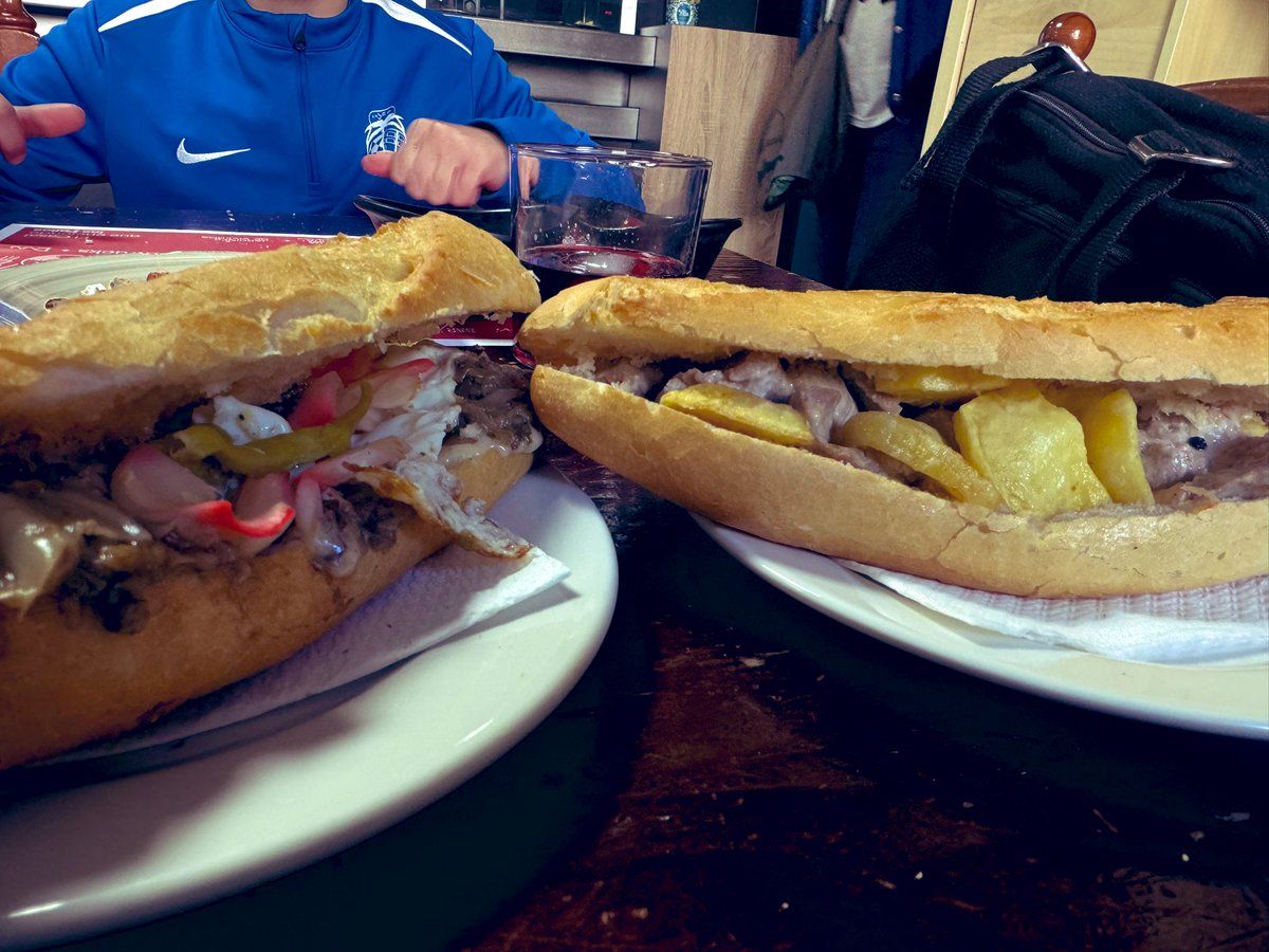 Després de patir amb el partit del cacauet menut,.. s’ha (ens) hem guanyat l’esmorzar.
Al <a href="/Bar_Marvi/">Bar Marvi</a> un “botifarrreta” i altre de pollastre amb creilles i salsa de pebre.

Que passeu molt bon dissabte amigues i amics!! 😘😘🥜🥜🥜