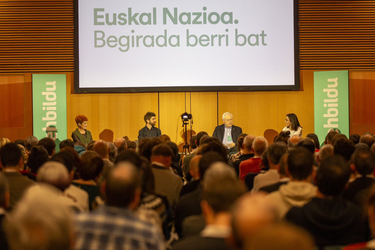 EH Bildu (@ehbildu) on Twitter photo 'Euskal Nazioa. Begirada berri bat' solasaldia Txomin Pobeda, Patxi Zabaleta, <a href="/IdurreBideguren/">Idurre Bideguren Gabantxo</a> eta <a href="/BakartxoR/">Bakartxo Ruiz Jaso</a>|uizekin.
#ZUTUNIK #NazioaGara 'Euskal Nazioa. Begirada berri bat' solasaldia Txomin Pobeda, Patxi Zabaleta, <a href="/IdurreBideguren/">Idurre Bideguren Gabantxo</a> eta <a href="/BakartxoR/">Bakartxo Ruiz Jaso</a>|uizekin.
#ZUTUNIK #NazioaGara