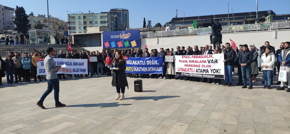 Öğretmenler, akademi öncesi yapılacak son atamada, Şanlıurfa’da toplanıp yüksek sayıda atama talep etti . 

#Urfada68BinÖğretmenAtaması