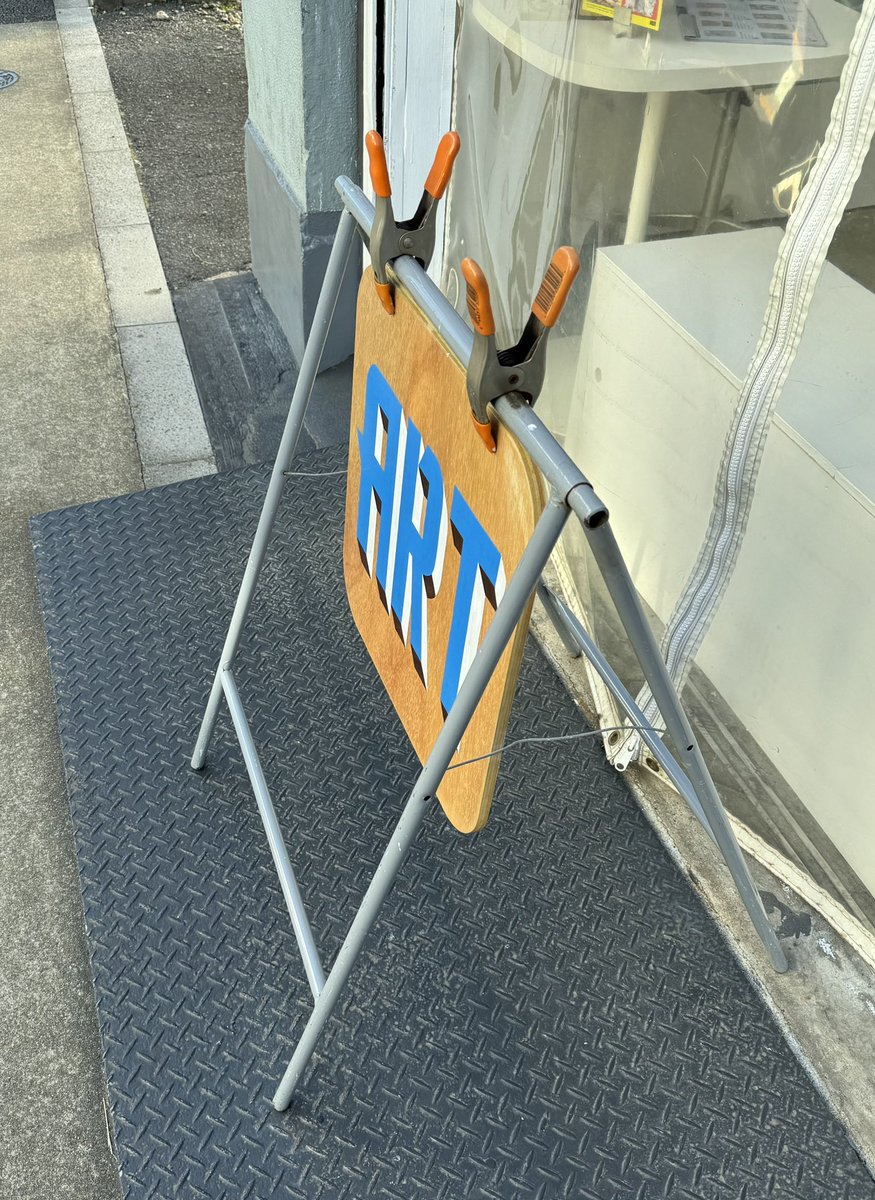 terroroferror's tweet image. サイクロンでライブを観たあとは山手線に乗って田端へと行きました。TLに偶然流れてきた濱口健さんという画家のヘヴィメタルのジャケットやロゴとリアルに写実した実在の歌手や動物などを組み合わせた作品が展示されていました。
#wishless