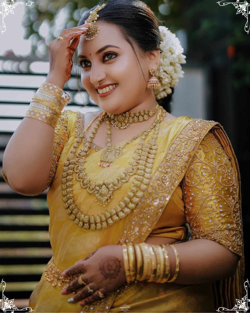 Mermaid_BTQ's tweet photo. Crafted by hand, designed for a queen! 👑 This bridal look features delicate handwork on both the saree and blouse, making it a true masterpiece. 💖✨
Our Beautiful Bride : Likhitha https://t.co/LOKGRM0m8E