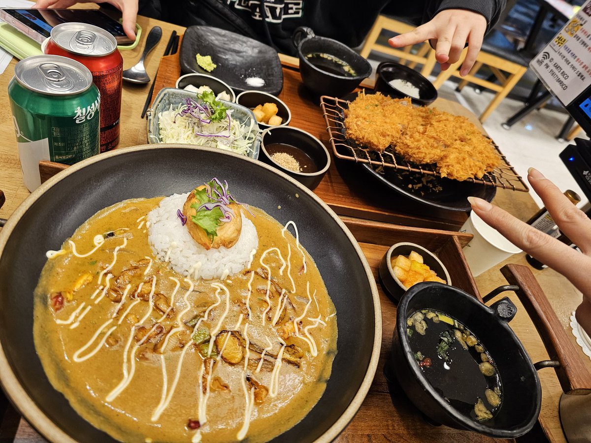 일페 끝나고 밥멉는중 다들 오늘 고생많으셨습니다:)