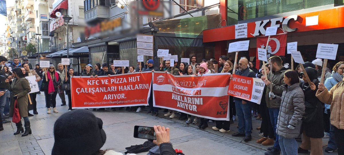 tipizmiril's tweet photo. KFC ve Pizza Hut işçileri, Yum Brands’in İş Gıda ile anlaşmasını bitirmesi sonrası hiçbir hakları verilmeden bir anda işsiz kaldılar.
 
Alsancak KFC önünde bir araya gelen işçiler, İş Gıda patronuna seslendi: "50 milyonluk yalıda sefa süreceğinize, işçilerin hakkını ödeyin!"

TİP İzmir İl Örgütü de işçilerin yanında yer aldı. İşçilerin emeklerinin karşılığı için başlattıkları direnişi birlikte büyüteceğiz.