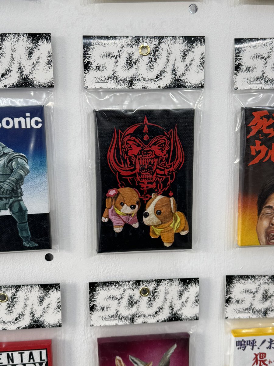 terroroferror's tweet image. #wishless 
サバス、モタヘ等聴きに聴きまくってたバンドの象徴的なデザインと昭和チックな書き文字、キャラクターモチーフの組み合わせが秀逸で、つながりを考察すればするほど絵の持つ強さが強烈に主張してきます。リアルであるがゆえに交わらない点と点がどこまでも伸びていく感覚です。？