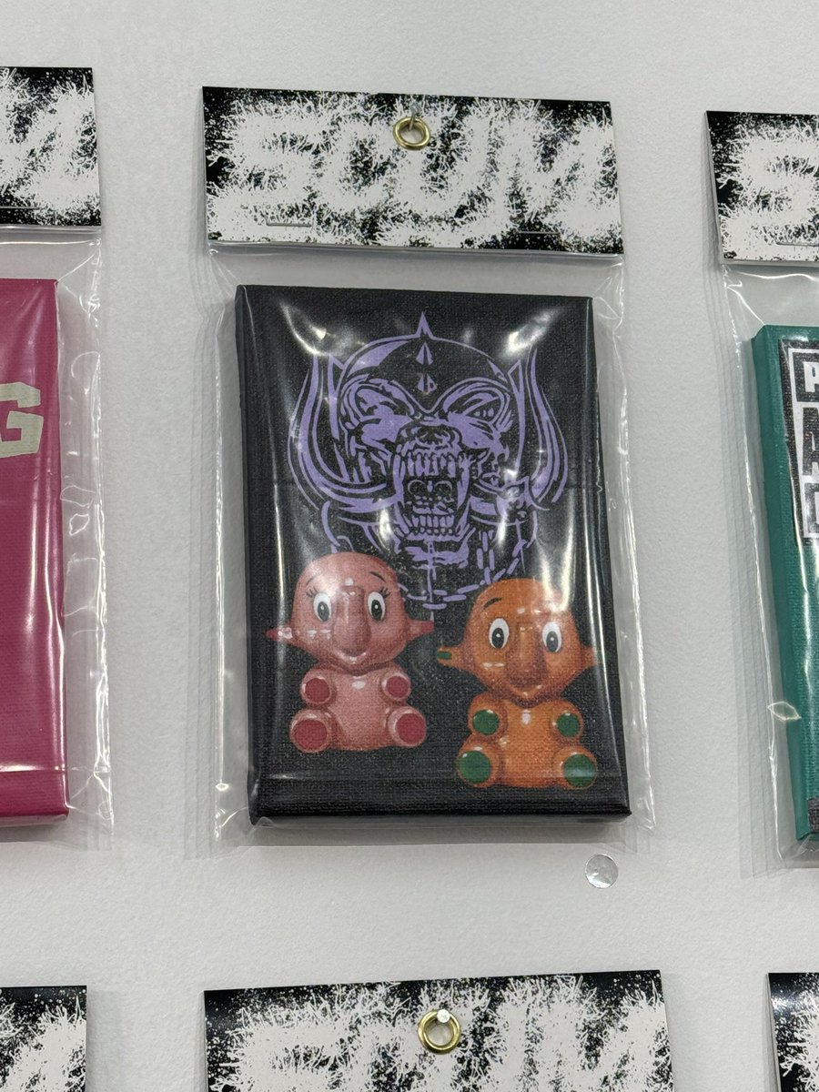 terroroferror's tweet image. #wishless 
サバス、モタヘ等聴きに聴きまくってたバンドの象徴的なデザインと昭和チックな書き文字、キャラクターモチーフの組み合わせが秀逸で、つながりを考察すればするほど絵の持つ強さが強烈に主張してきます。リアルであるがゆえに交わらない点と点がどこまでも伸びていく感覚です。？