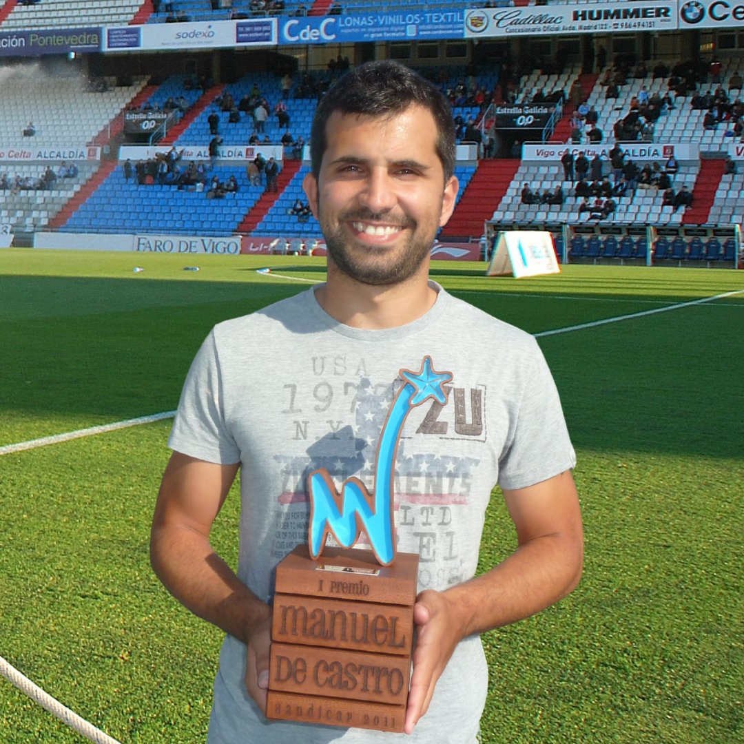 siareiros's tweet photo. Un grande como @alexlopezs8 colga as botas, sempre terá un oco no noso recordo e nos nosos corazóns. Gañador do 1º Trofeo Manuel de Castro ao mellor xogador do @RCCelta  do ano 2011. Grazas por todo 🫂🩵 #AlexLópez #ManueldeCastro #MdC2011 https://t.co/7ZdMsEaij6