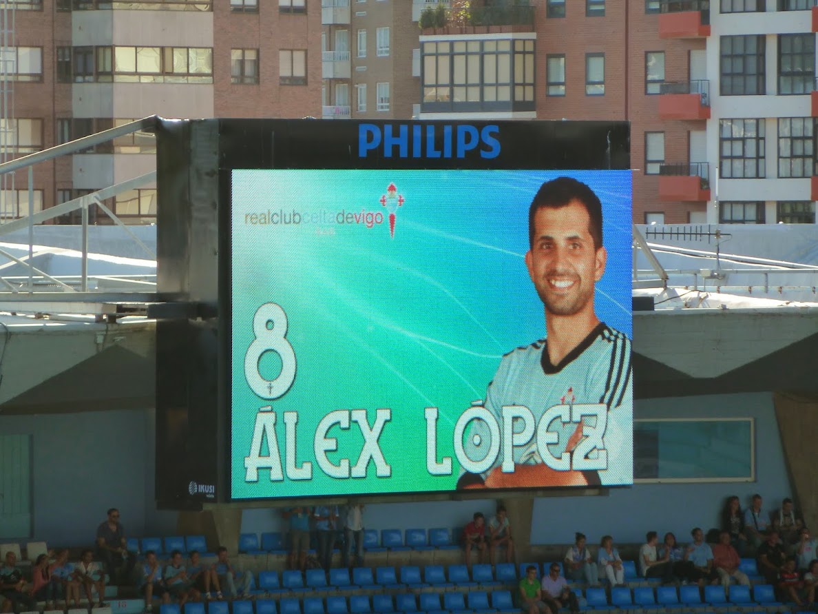 siareiros's tweet photo. Un grande como @alexlopezs8 colga as botas, sempre terá un oco no noso recordo e nos nosos corazóns. Gañador do 1º Trofeo Manuel de Castro ao mellor xogador do @RCCelta  do ano 2011. Grazas por todo 🫂🩵 #AlexLópez #ManueldeCastro #MdC2011 https://t.co/7ZdMsEaij6