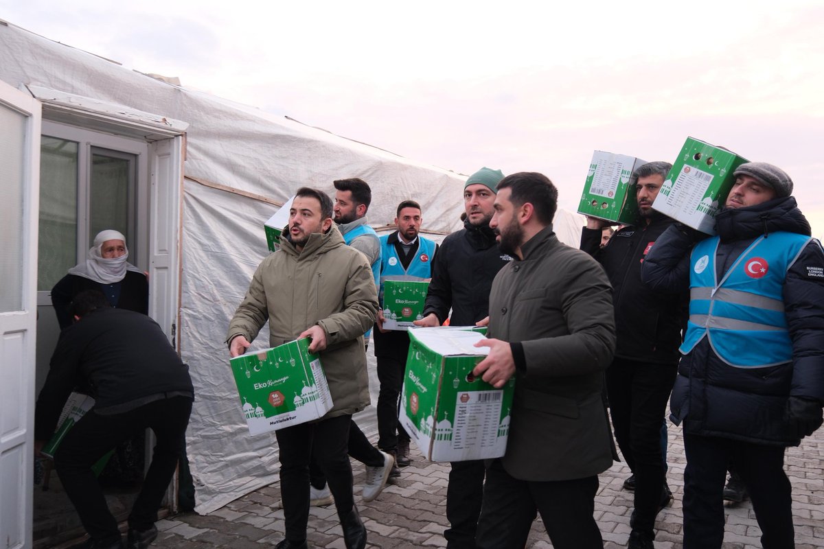 Bir çocuk, bir umut, bir gelecek…🌹

TÜGVA Destek ekiplerimizle yola koyulduk; gözlerde mutluluk, yüzlerde tebessüm olduk.