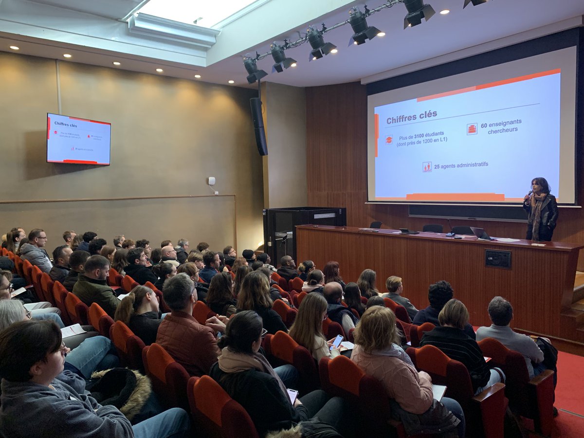 #CYJPO2025
Conférence de la doyenne <a href="/FERREIRANelly2/">Nelly Ferreira</a> en salle Simone Veil sur le droit : cursus et débouchés 
Une 2ème conférence est prévue de 14h30 à 15h30