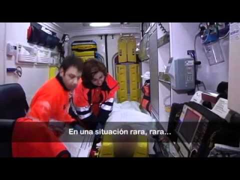 La persona a l’ambulància mentre <a href="/TrempatsUPF/">Trempats de la UPF</a> desmuntava el seu 4d7 #manairesfacts