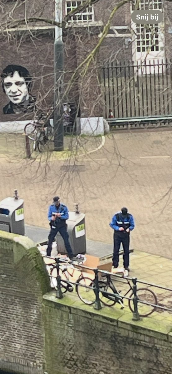 Omdat de stadsreiniging kennelijk belangrijker dingen te doen heeft, hoopt het vuil zich eerst dagen op, waarna beambtes boetes kunnen uitdelen… #bestbestuurdestad