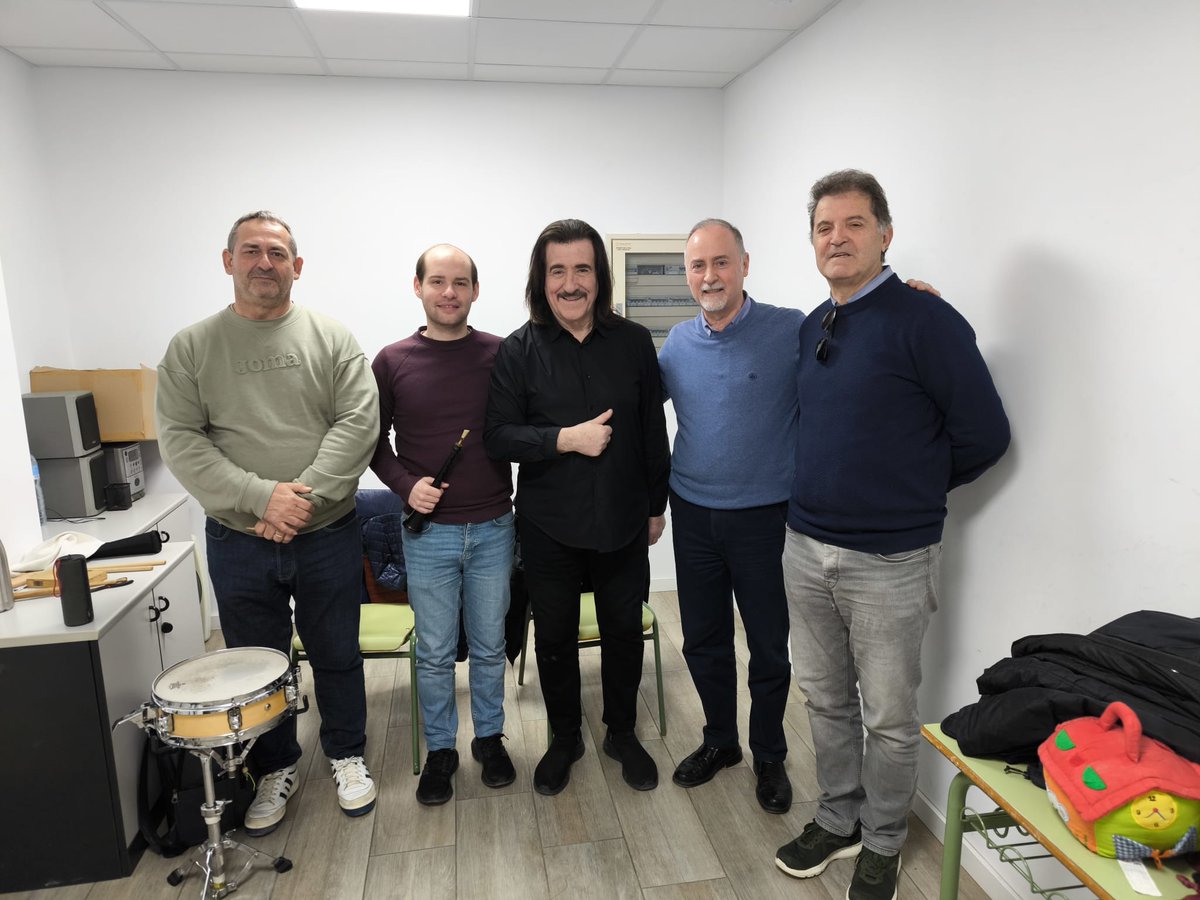 Un grande no se mide por su altura, su respuesta ante la Dana, lo  hace enorme. Gracias <a href="/luiscobos/">Luis Cobos</a> como representante de la <a href="/aieartistas/">AIE Soc. de Artistas</a> has traído mucha ilusión a 32 bandas musicales afectadas, como vocal de  la <a href="/UMCatarroja/">UnióMusicalCatarroja</a> mil gracias, te queremos!🫂💚