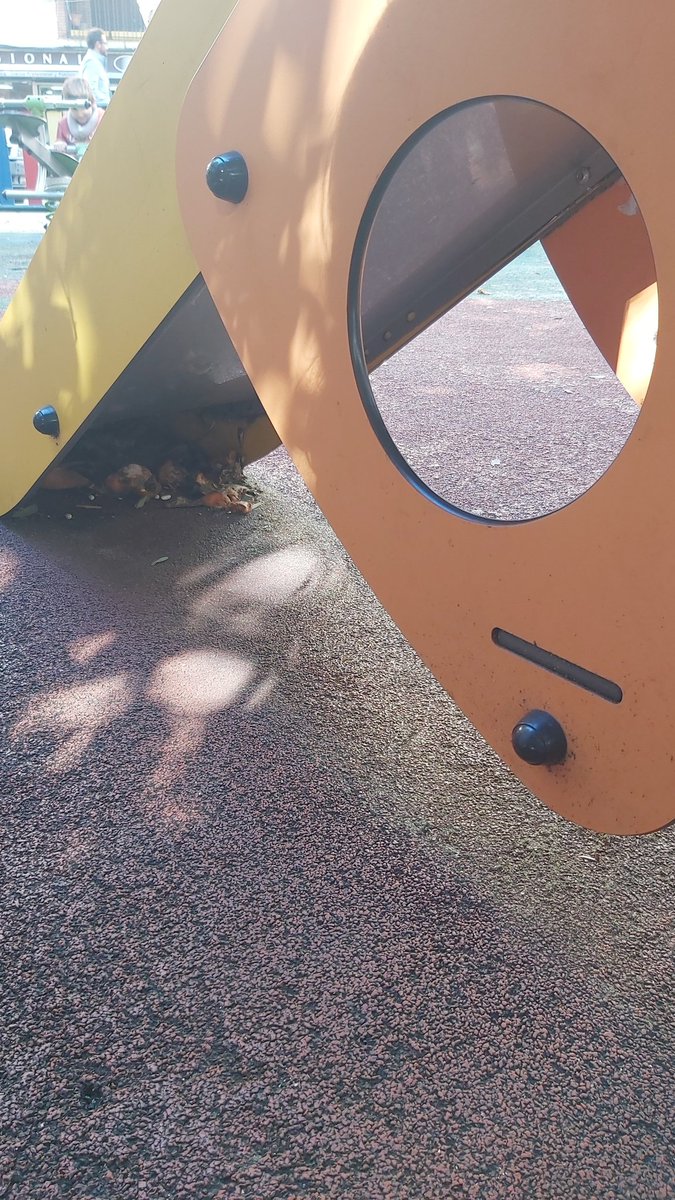 El parque infantil de peñaflor en continuo abandono por parte del <a href="/DtoTriana/">Distrito Triana (Sevilla)</a>  y del <a href="/Ayto_Sevilla/">Ayuntamiento de Sevilla</a>