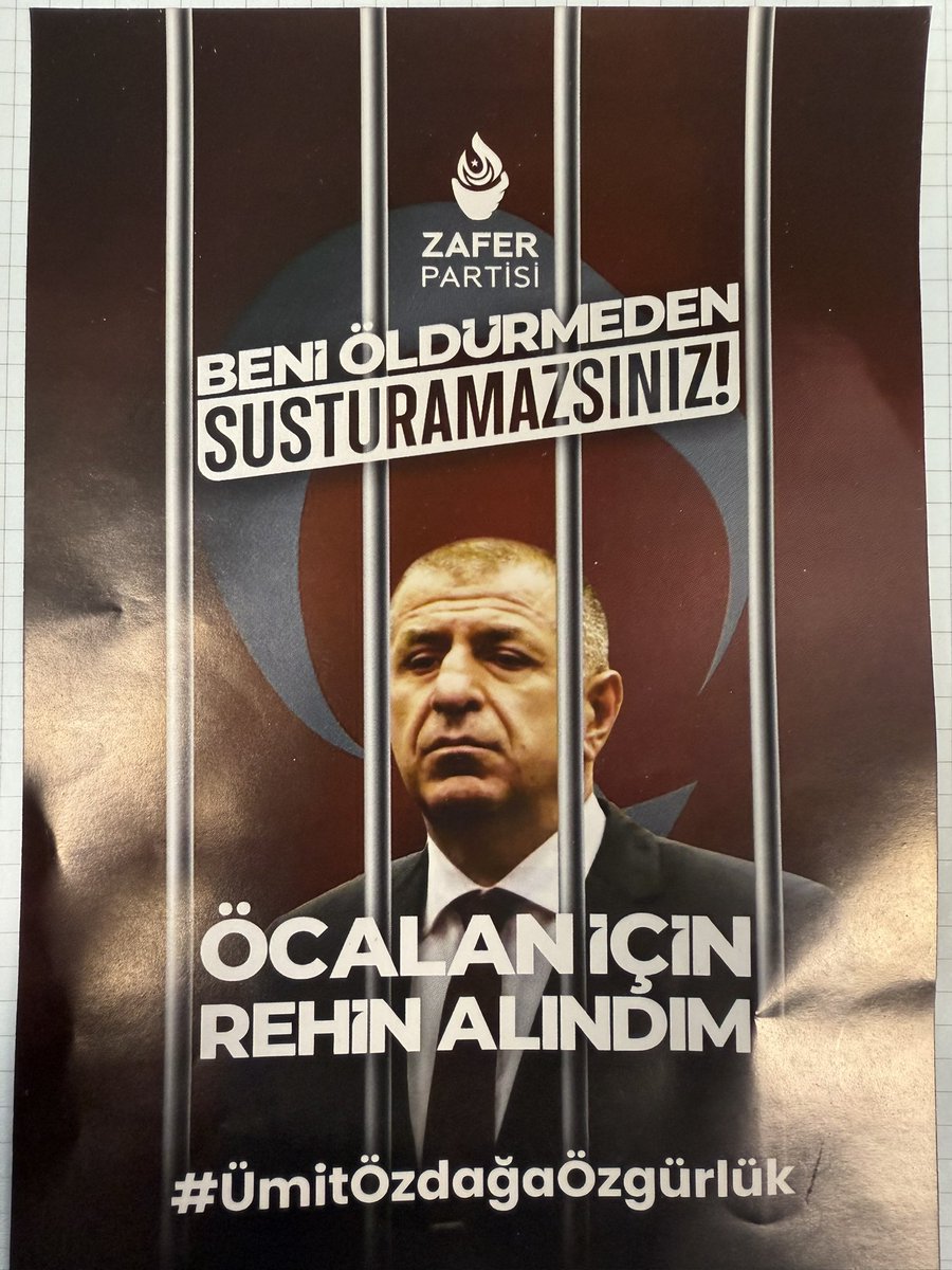 HakanAksit34's tweet photo. BASIN AÇIKLAMASI
Zafer Partisi İstanbul İl Başkanlığı

Tarih: 8 ŞUBAT 2025
Konu: İstanbul’da Zafer Partisi Standlarına Yönelik Müdahaleler Hakkında

Son üç gün içinde İstanbul’un farklı ilçelerinde, partimiz tarafından izinli olarak kurulan stantlarımız, herhangi bir resmi bildirim yapılmadan ve hukuki gerekçe sunulmadan emniyet güçleri tarafından kapatılmıştır. Maltepe, Çekmeköy ve son olarak Kadıköy’de yaşanan bu müdahaleler sırasında, stantlarımızda görevli parti üyelerimiz kimlik tespiti için karakola götürülmüş, faaliyetlerimiz keyfi bir şekilde engellenmiştir.

Emniyet yetkilileri, bu uygulamanın gerekçesi olarak, stantlarımızda dağıtılan ve Genel Başkanımız Prof. Dr. Ümit Özdağ’a ait broşürlerin Basın Savcılığı tarafından yasaklandığını ileri sürmektedir. Ancak bugüne kadar Zafer Partisi İstanbul İl Başkanlığı’na veya ilgili ilçe teşkilatlarımıza böyle bir yasaklama kararına ilişkin herhangi bir resmi bildirim ulaşmamıştır. Konuyla ilgili talep ettiğimiz resmi evrak ise yetkili merciler tarafından tarafımıza sunulmamıştır.

Bu uygulamalar, anayasal haklarımıza ve demokratik değerlerimize açıkça aykırıdır. Anayasa’nın 26. maddesi gereğince ifade özgürlüğü ve siyasi partilerin propaganda hakkı güvence altına alınmıştır. Hukuki dayanağı olmayan bu keyfi müdahaleler, yalnızca Zafer Partisi’ne değil, tüm Türkiye’deki demokratik sürece zarar vermektedir.

Zafer Partisi olarak, hukukun üstünlüğüne olan bağlılığımızı bir kez daha vurguluyoruz. Partimizin siyasi faaliyetlerini engellemeye yönelik bu antidemokratik uygulamalara karşı hukuki mücadelemizi sürdüreceğiz. Yetkililerden, demokratik haklarımızın korunması adına derhal açıklama yapmalarını ve bu tür keyfi müdahalelerin sona erdirilmesini talep ediyoruz.

Kamuoyuna saygıyla duyurulur.

Zafer Partisi İstanbul İl Başkanlığı