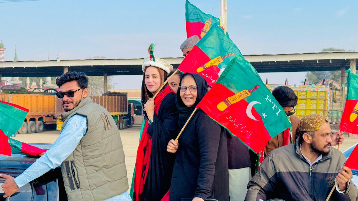zartajgulwazir's tweet photo. میرے لیڈر عمران خان کی کال پر ہم آج مینڈیٹ چوری کے خلاف یوم سیاہ منا رہے ہیں 

میں ڈیرہ غازیخان کے غیور عوام کا شکریہ ادا کرتی ہوں کے اتنے مشکل حالات میں وہ گھروں سے پرامن احتجاج میں شرکت کے لئے بار نکل ائے 
#آٹھ_فروری_یوم_سیاہ https://t.co/H9zv19S4ab
