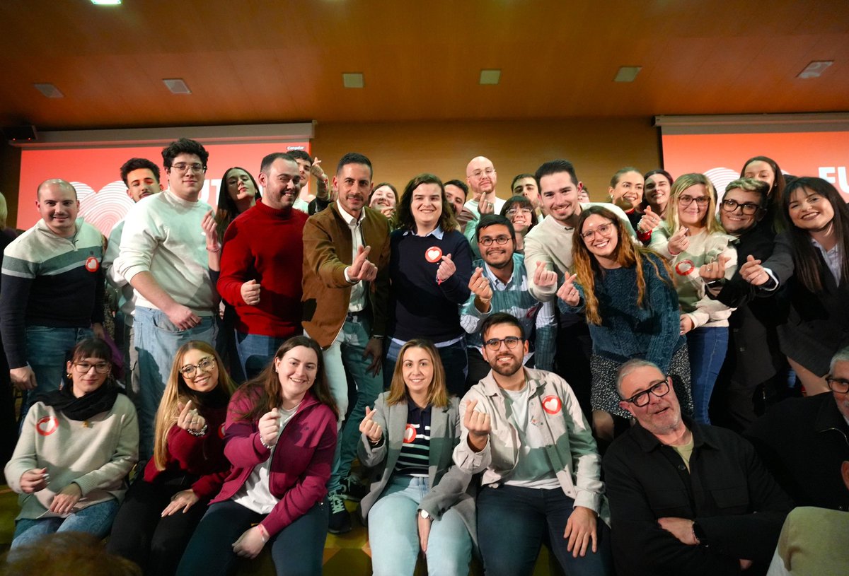 egea_ivan95's tweet image. ❤️ Per un partit de ponts i no de murs, d&apos;agrupacions i no de despatxos. 

Continuem endavant amb més passió i dedicació que mai!🚀

🌹 Per un futur compartit / #laforçadelamilitància 

✅ Jo amb @CarlosFBielsa

#JoAmbBielsa #FuturComPartit