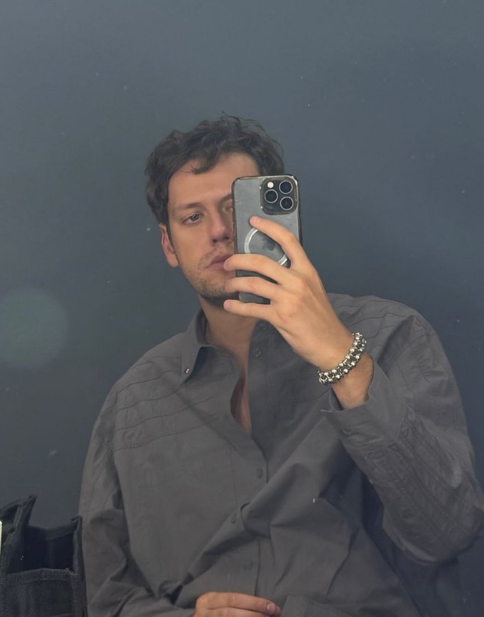 sweetdevilvs's tweet image. он тут какой то по особенному красивый. воняет сексуальностью 💅🏼