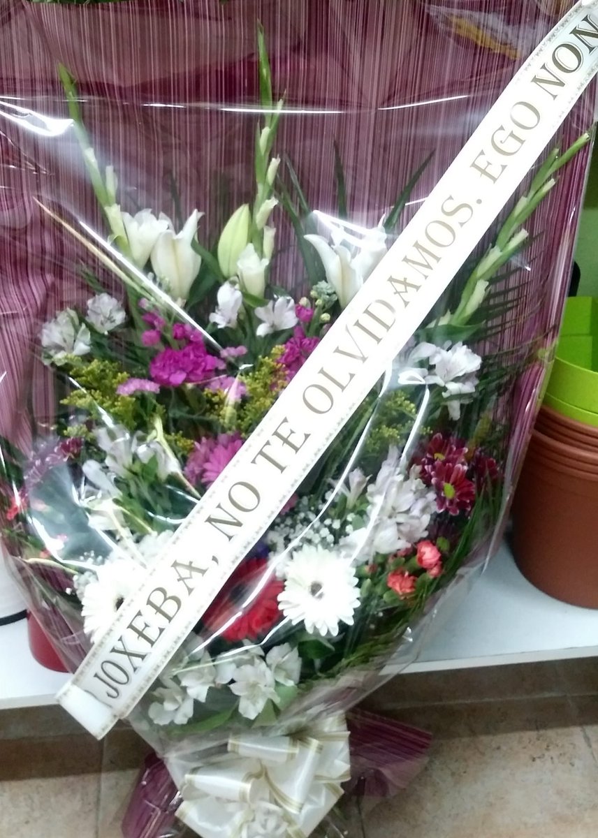 En este día gris, nos seguimos acordando de Joxeba, al que hace 22 años asesinó eta.

Como siempre, en su Casa, en Andoain, obra magnífica creada por el artista Agustín Ibarrola en el jardin de Urigain.

Hagamos memoria, recordemos a ciudadanos ejemplares.

<a href="/maitepagaza/">Maite Pagazaurtundúa</a>