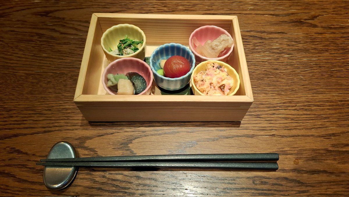 副業としては致死レベルの11案件が進行している中、
お待たせしているお客様がいるにも関わらず、

おばんざいを食べに行っていたデザイナーは私です

大変おいし…申し訳ございませんでした🙇