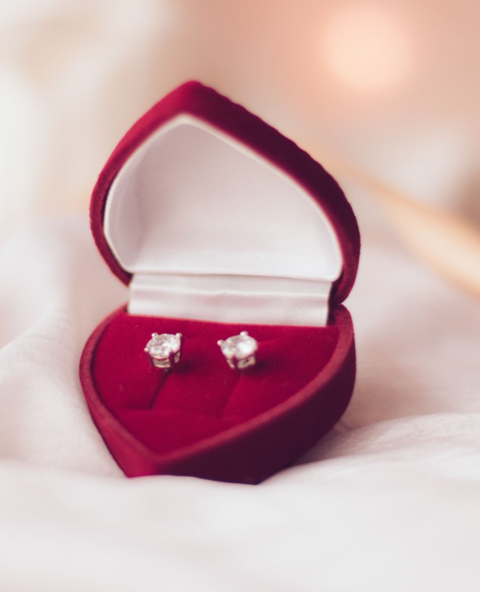 This Valentine's Day, elevate your love story with exquisite diamonds, lustrous pearls, and stunning gemstones. 💎✨ Why settle for ordinary when you can indulge in luxury? 

Shop in store or online: shopprestige.com

#poshpawn #prestigepawnbrokers #prelovedluxury