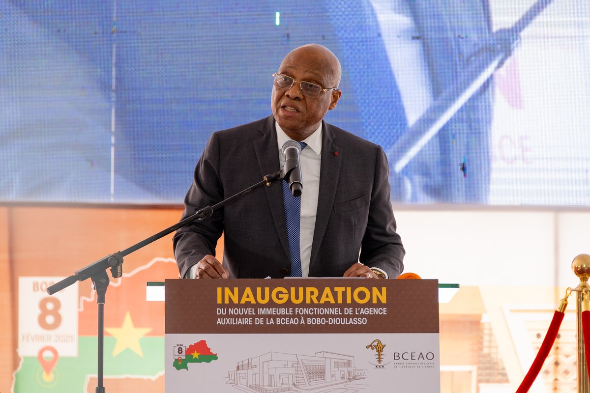 jckbrou's tweet photo. INAUGURATION DU NOUVEL IMMEUBLE DE L’AGENCE AUXILIAIRE DE LA BCEAO À BOBO-DIOULASSO

La Banque Centrale des Etats de l'Afrique de l'Ouest (BCEAO) a inauguré, ce samedi 8 février 2025, le nouvel immeuble de son Agence auxiliaire à Bobo-Dioulasso, au Burkina Faso.
Placée sous le très haut patronage de Son Excellence le Capitaine Ibrahim Traoré, Président du Faso, la cérémonie a réuni d’éminentes personnalités, parmi lesquelles Monsieur Aboubakar NACANABO, Ministre de l’Economie et des Finances du Burkina Faso, et Monsieur Adama COULIBALY, Ministre des Finances et du Budget de la République de Côte d’Ivoire, Président en exercice du Conseil des Ministres de l'Union Monétaire Ouest Africaine.
L’édification de ce nouvel immeuble s’inscrit dans le cadre du programme d’extension et de modernisation du réseau des agences de la BCEAO, adopté en 2014 par le Conseil d’Administration de l’Institution.
Ce projet vise à renforcer la capacité de l’Agence à répondre aux impératifs liés à l’augmentation significative des besoins en circulation fiduciaire, notamment en matière d’émission de billets et de pièces de monnaie. Il s’inscrit également dans la volonté de l’Institut d’Émission d’accompagner le développement du réseau bancaire à l’intérieur des États membres. Plus largement, il traduit l’engagement constant de l’Institution à adapter ses infrastructures et ses moyens logistiques en vue d’assurer l’exécution optimale de ses missions statutaires sur l’ensemble du territoire de l’Union.
Bobo-Dioulasso joue un rôle stratégique dans l’économie nationale et sous-régionale et confère ainsi un rôle central à l’Agence auxiliaire de la BCEAO qui dessert une zone dynamique regroupant de nombreuses banques et institutions de microfinance.
Le nouvel immeuble, conçu selon des normes modernes d’efficacité énergétique et de développement durable, intègre des technologies avancées, notamment des panneaux solaires, des systèmes de climatisation à haute efficacité énergétique et des infrastructures inspirées du patrimoine architectural burkinabè.

#JeanClaudeKassiBrou #BCEAO #UMOA #UEMOA #Burkinafaso #Bobodioulasso #Banques #Economie #IntégrationRégionale #InclusionFinancière #Développement