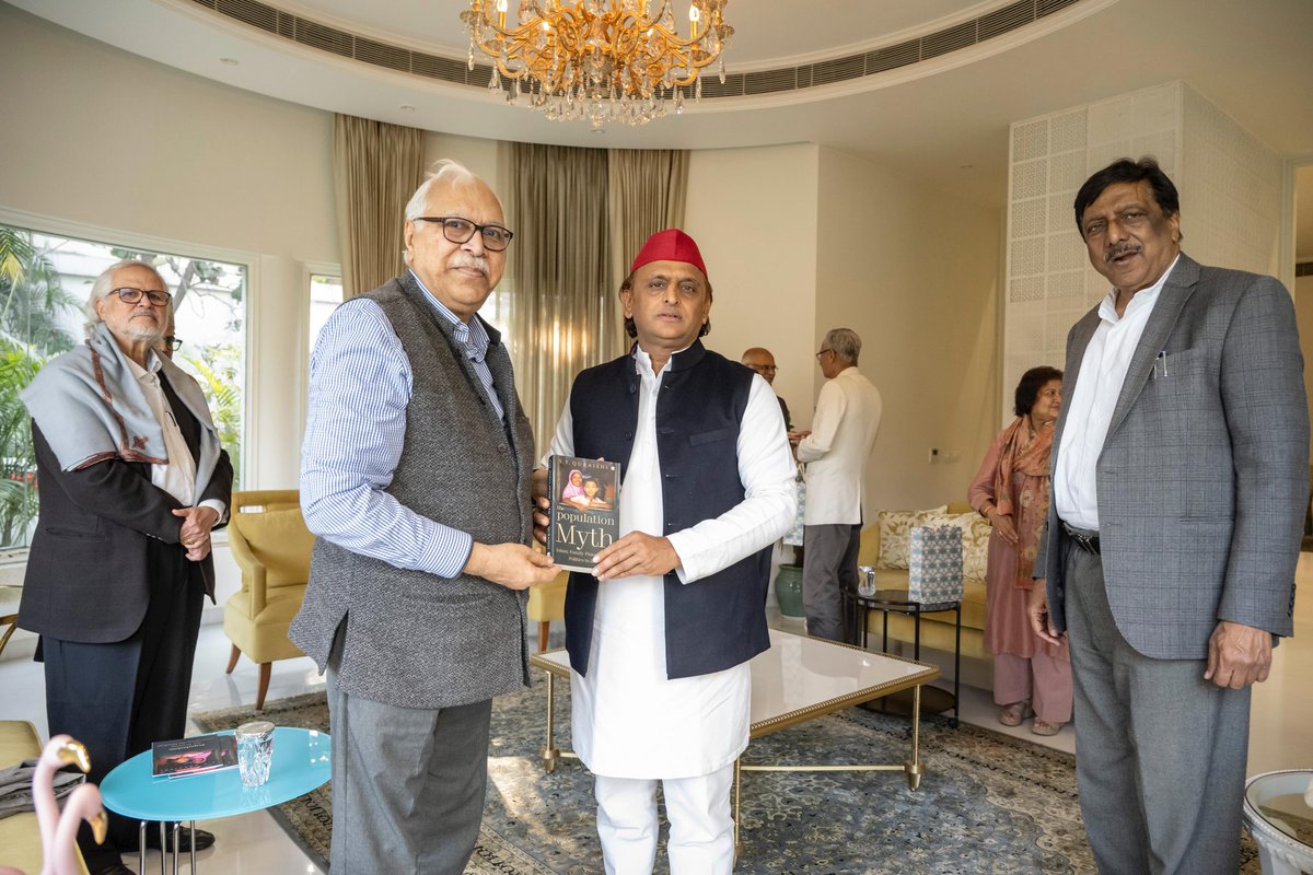 भूतपूर्व मुख्य चुनाव आयुक्त श्री एस. वाई. क़ुरैशी जी और उनकी लिखी एक कृति के साथ।