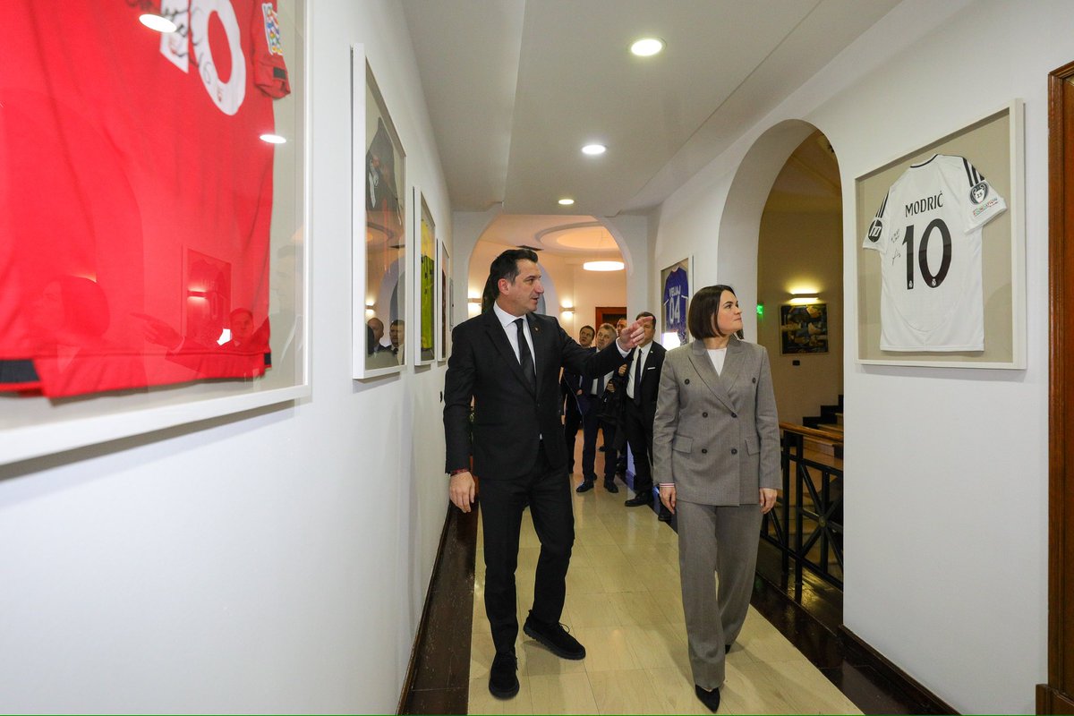 Ishte shumë kënaqësi 😊 të prisja në Tiranë lideren e opozitës në Bjellorusi, Svitlana Tsikhanouskaya, e për t’i shprehur asaj se qyteti ynë 🇦🇱 do të jetë gjithmonë një derë e hapur për bashkëpunim dhe mbështetje. 🤝🏻🥰