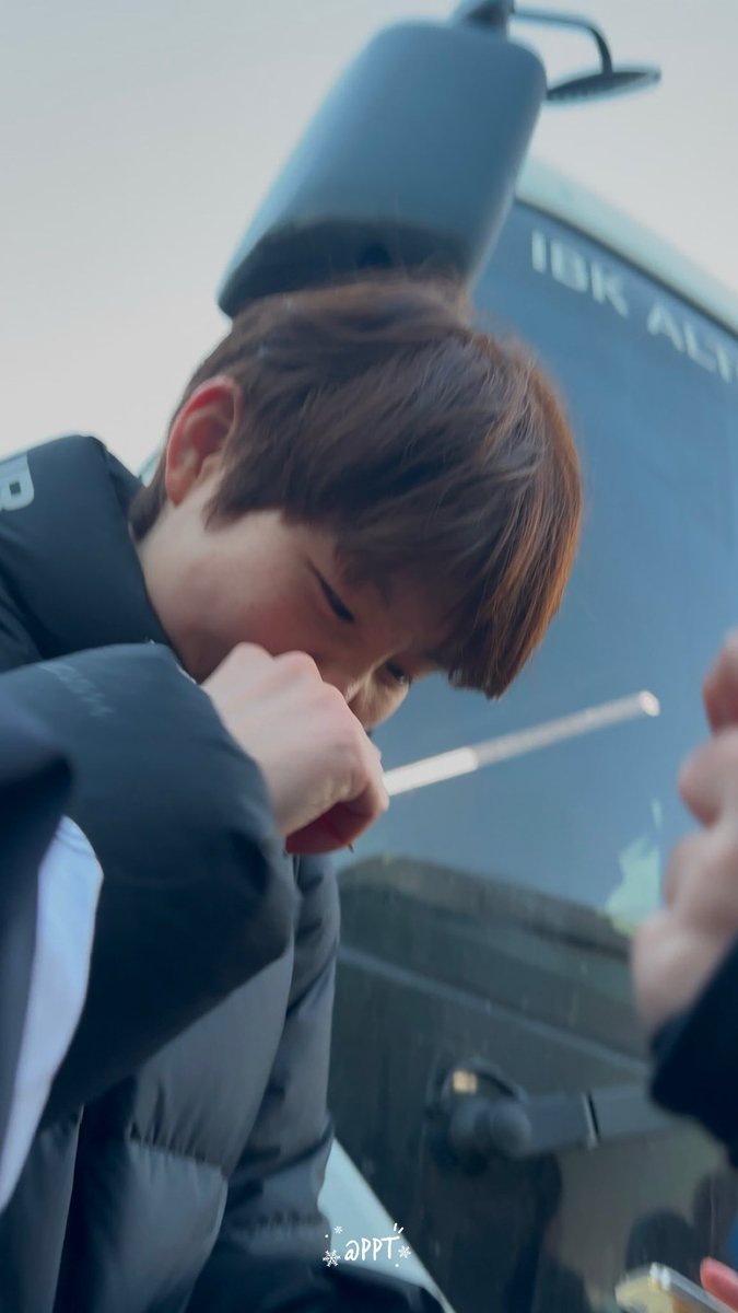 싸인하느라 집중해서 쏙 들어간 보조개도 봐
코 끝 빨개진것두 봐… 
훌쩍거리다 코쓱하는 것두 봐…
오늘 파타가 줄 수 있는 건 이것들뿐야