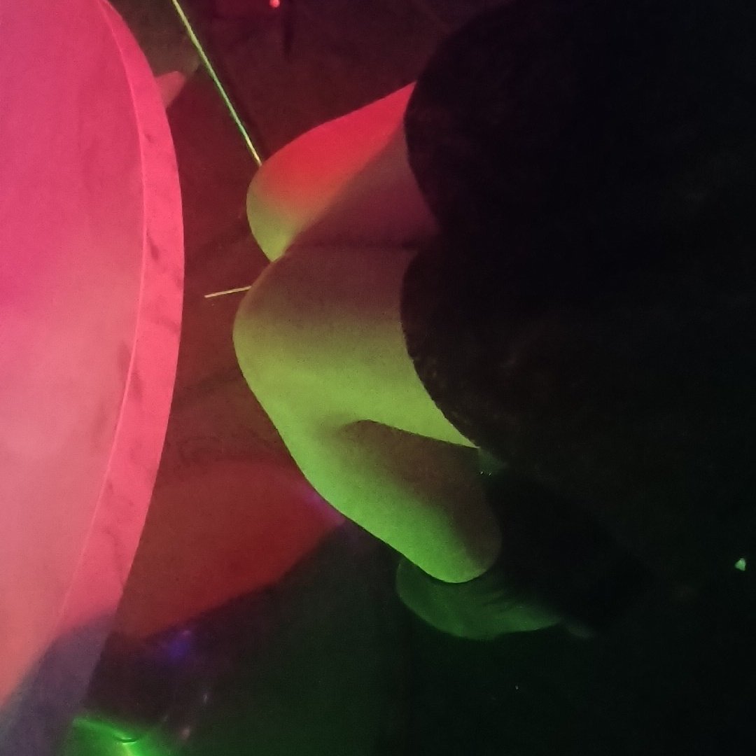 우린 4년 정도 경험 있습니다
와이프 의견이  편한 대화를 위해서 목적을 하든 안하든 텔에서 보는게 편하다고  합니다
각자 나누워 먹을꺼 준비해서
대화나 게임등 하다가 서로 맘맞음 플레이까지 가능합니다^^
#부부만남 #부부 #커플 #부커