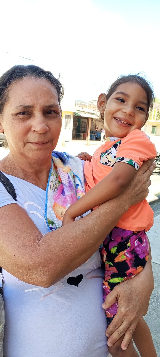 ¡Hola! ¿Recuerdan a Fabiola, la niña que publiqué hace poco y que necesitaba un coche ortopedico además de unas férulas y unas ampollas para su movilidad? Cómo ya les había anunciado, hace unos días, no solo logramos comprar todo, sino que una fundación donó el coche.