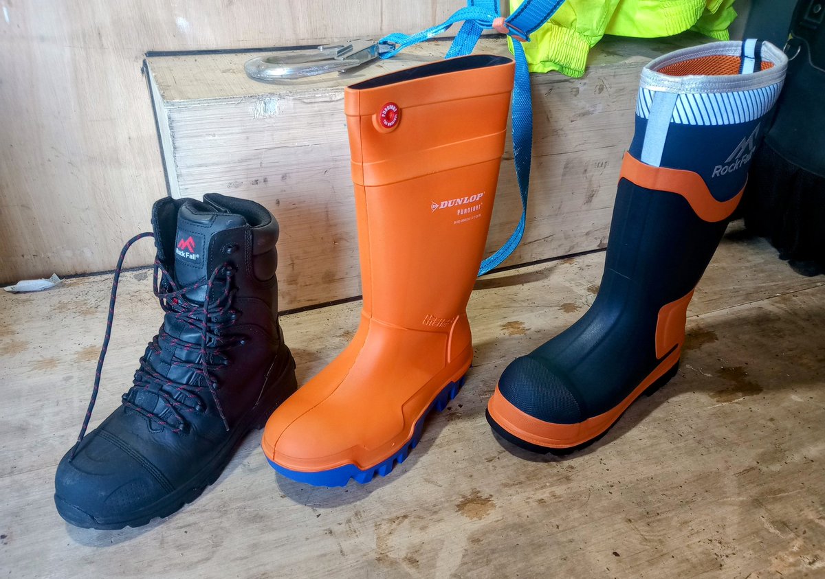 WorkieLadUK's tweet photo. Gaffer says I've to pick what new boots I want. 🤩 What you guys think? 

#purofort #dunloppurofort #rockfallboots #rf540 #rockfallwellies #rf290 #workielad #tradie https://t.co/PDYM57h2in