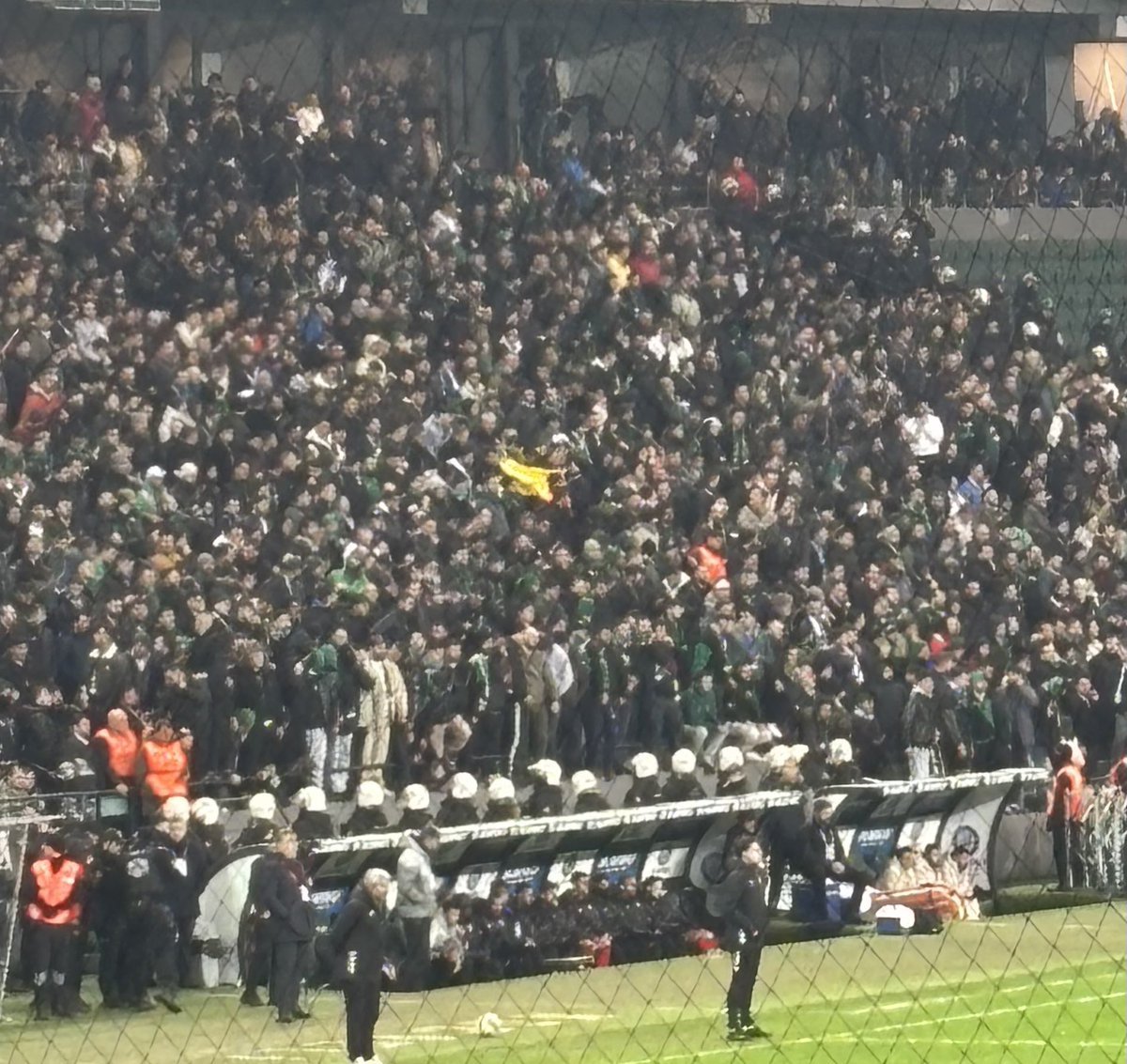 Numaralı tribünde sarı torba geziyor 😂😂