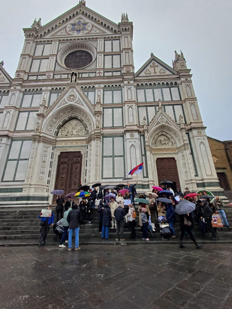 We gathered in #Florence to support Serbian student protesters who have risen up against corruption &amp; cleptocracy that is taking human lives. Students in 🇷🇸 are running an inspiring movement for government accountability, rule of law &amp; democracy-much needed in #Serbia &amp; elsewhere