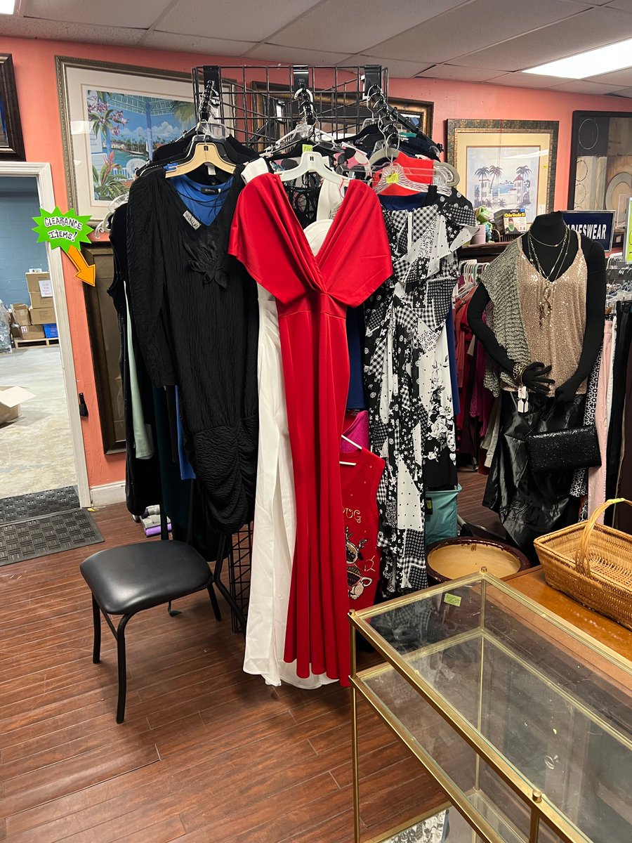 petproject4pets's tweet image. 🐶🐱 The Pet Project sees love in February! Show your love at Hidden Treasures with sales all month! Proceeds benefit thepetprojectfl.org. Check our renovation while you shop! 🐶🐱 #ThriftForACause #HiddenTreasuresThrift #ShopForPets