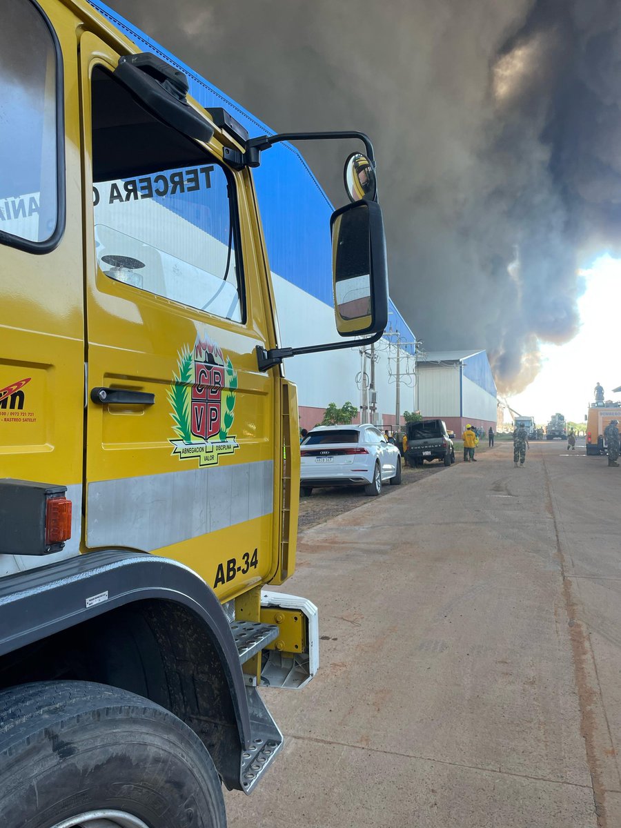 #AHORA INCENDIO DE GRAN MAGNITUD ZONA MARIANO ROQUE ALONSO 🚨

Nuestro móvil AB-34 está apoyando el incendio de grandes proporciones que se está desarrollando en Mariano Roque Alonso en un depósito de neumáticos 🔥

Ante emergencias llamar al 132 🤳🚨

#K3 #CBVP #INCENDIO