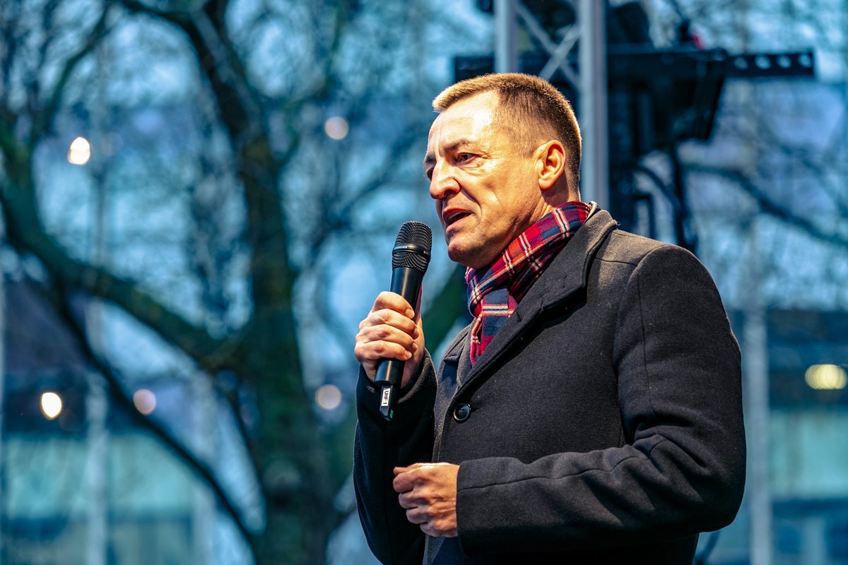 FDP Sachsen (@fdpsachsen) on Twitter photo Wahlkampf in #Dresden mit <a href="/c_lindner/">Christian Lindner</a> und <a href="/torstenherbst/">Torsten Herbst</a>. 🗽 Wir kämpfen für weniger Steuern, eine starke Marktwirtschaft, mehr Kontrolle bei der Migration, Bildung, die jedem Aufstieg ermöglicht & für einen schlanken Staat. Deshalb: am 23.2. <a href="/fdp/">FDP</a> wählen! 💛 #jetztFDP Wahlkampf in #Dresden mit <a href="/c_lindner/">Christian Lindner</a> und <a href="/torstenherbst/">Torsten Herbst</a>. 🗽 Wir kämpfen für weniger Steuern, eine starke Marktwirtschaft, mehr Kontrolle bei der Migration, Bildung, die jedem Aufstieg ermöglicht & für einen schlanken Staat. Deshalb: am 23.2. <a href="/fdp/">FDP</a> wählen! 💛 #jetztFDP